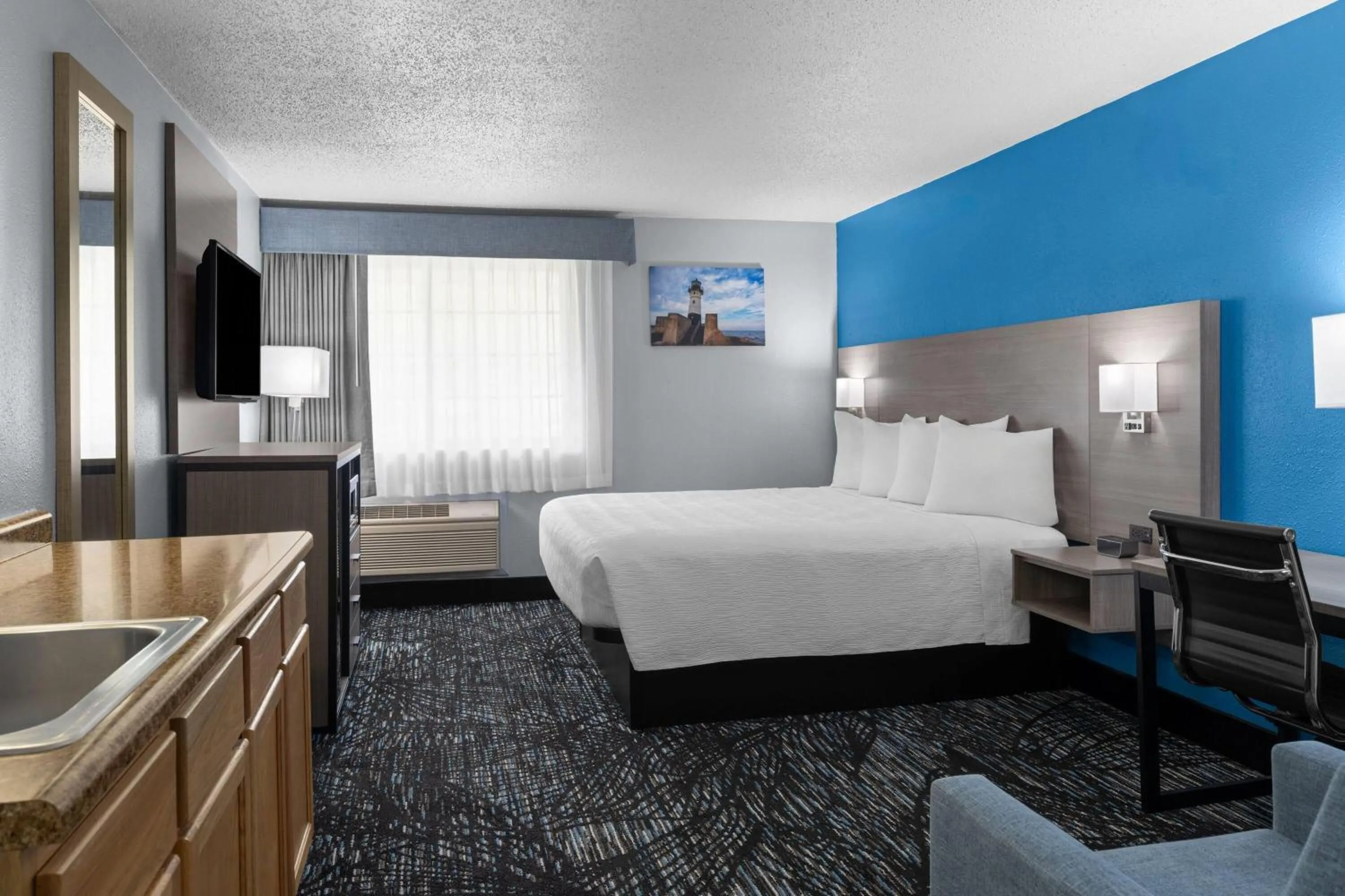 Photo of the whole room, Bed in Baymont by Wyndham Duluth Spirit Mountain