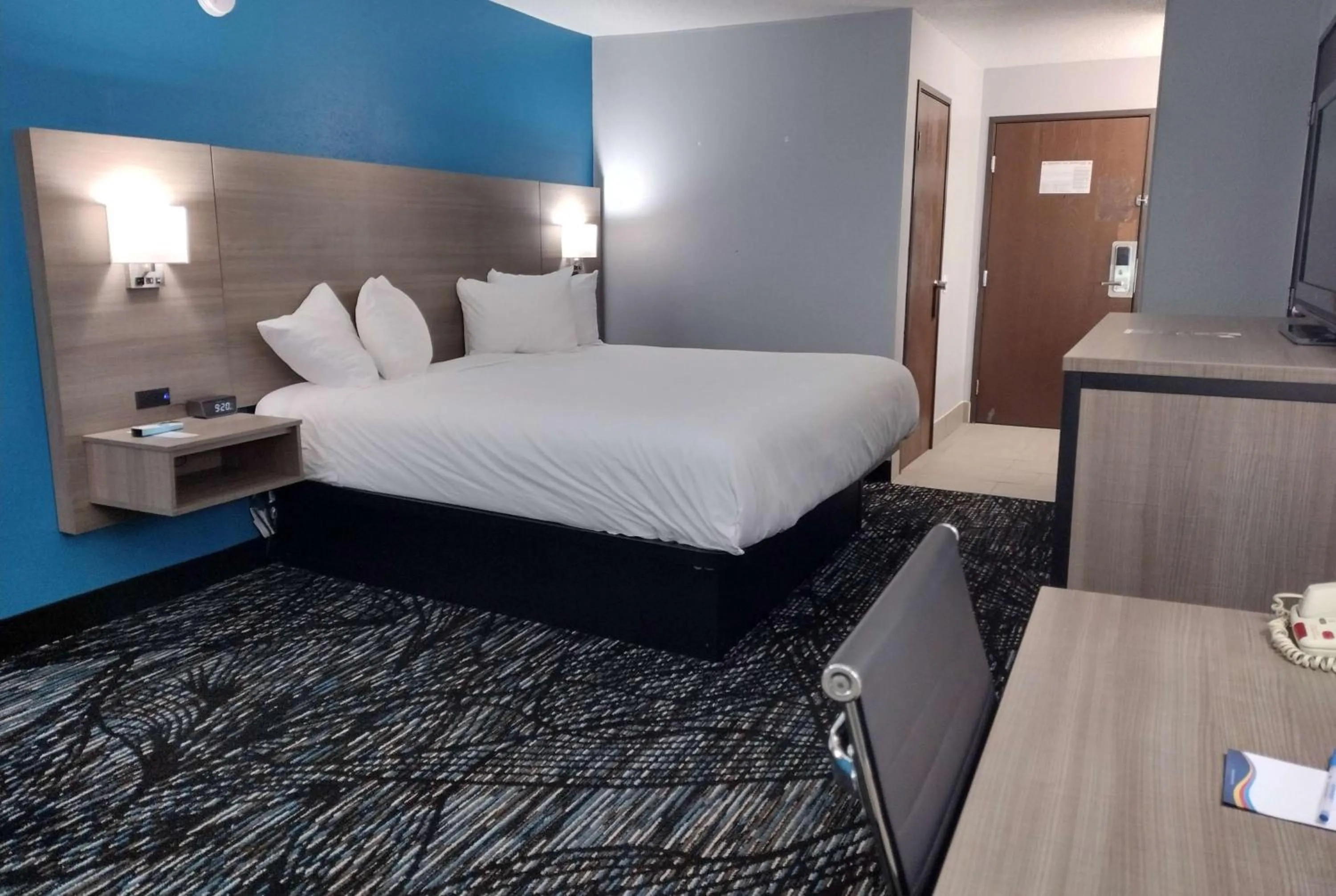 Photo of the whole room, Bed in Americas Best Value Inn - Duluth Spirit Mountain Inn