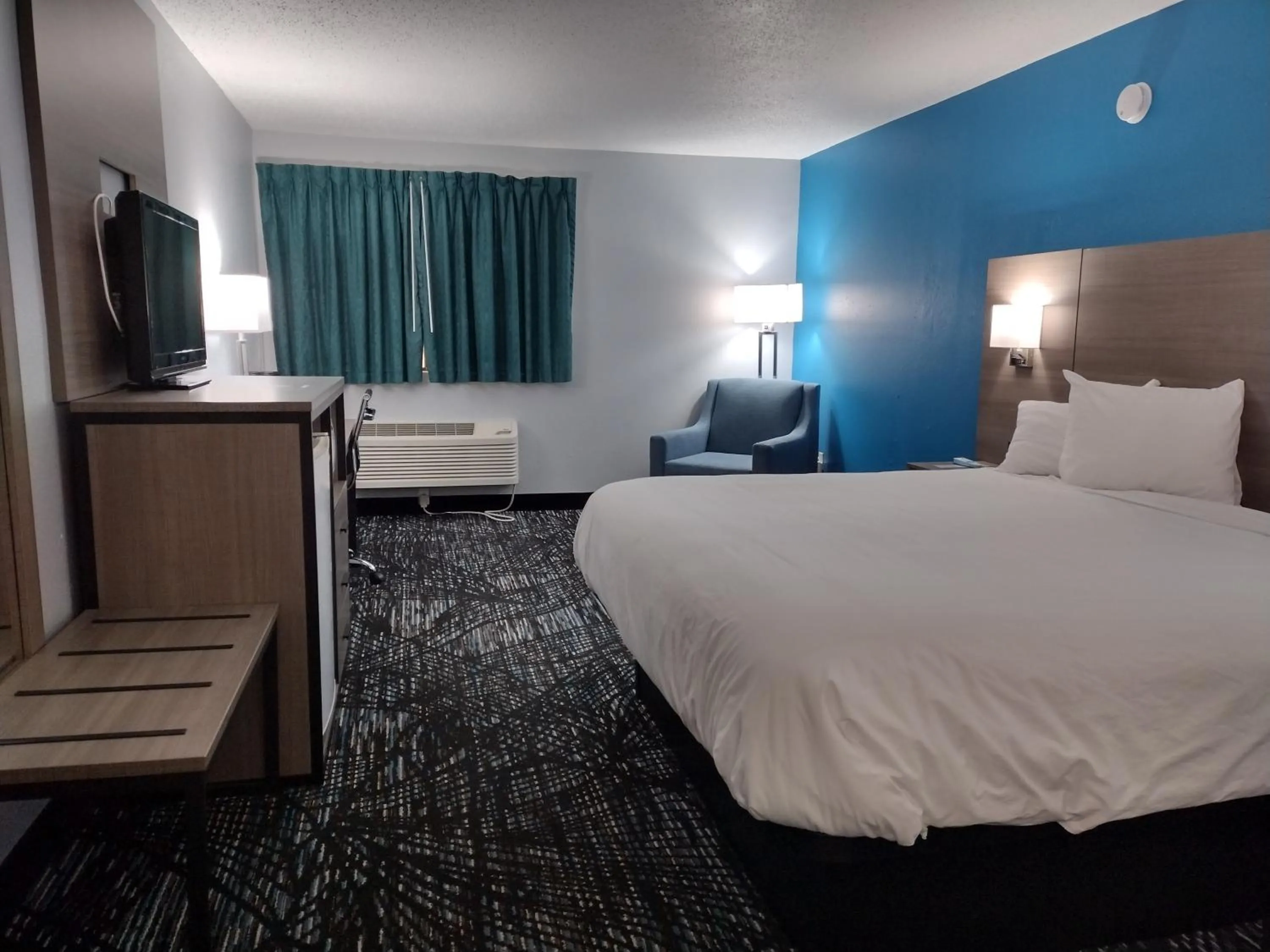 Bedroom, Bed in Americas Best Value Inn - Duluth Spirit Mountain Inn