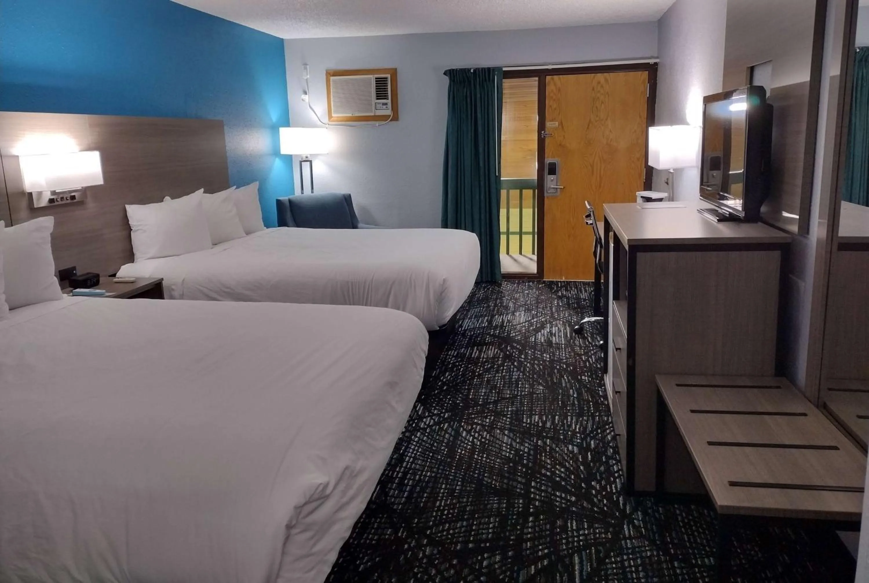 Photo of the whole room, Bed in Americas Best Value Inn - Duluth Spirit Mountain Inn