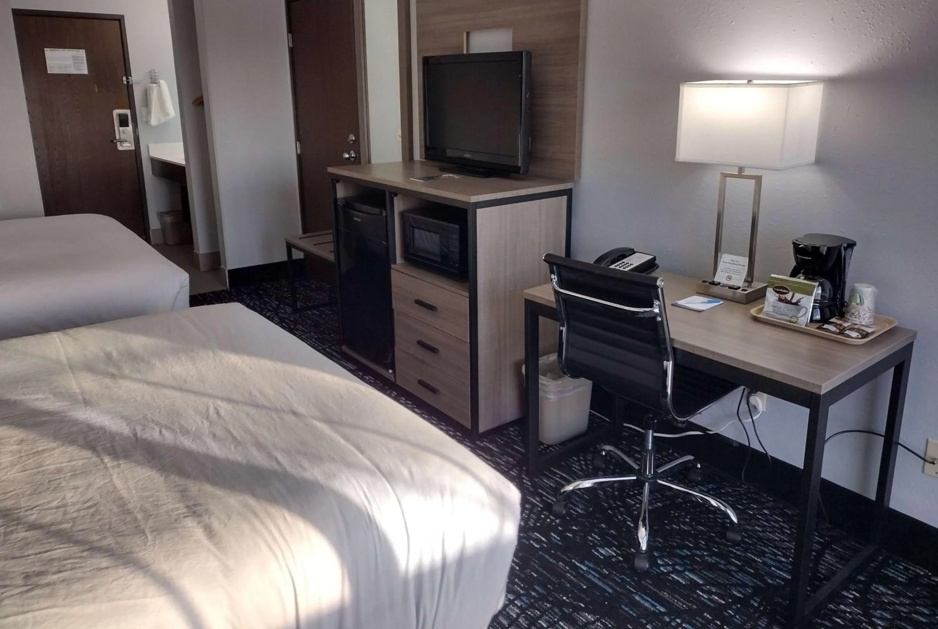 Photo of the whole room, Bed in Americas Best Value Inn - Duluth Spirit Mountain Inn