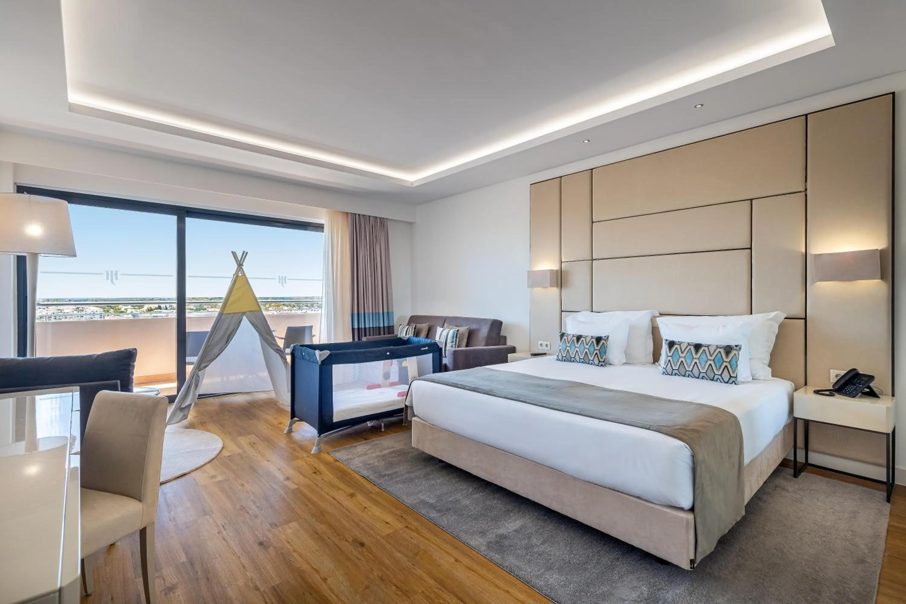 People, Bed in Jupiter Albufeira Hotel - Family & Fun - All Inclusive