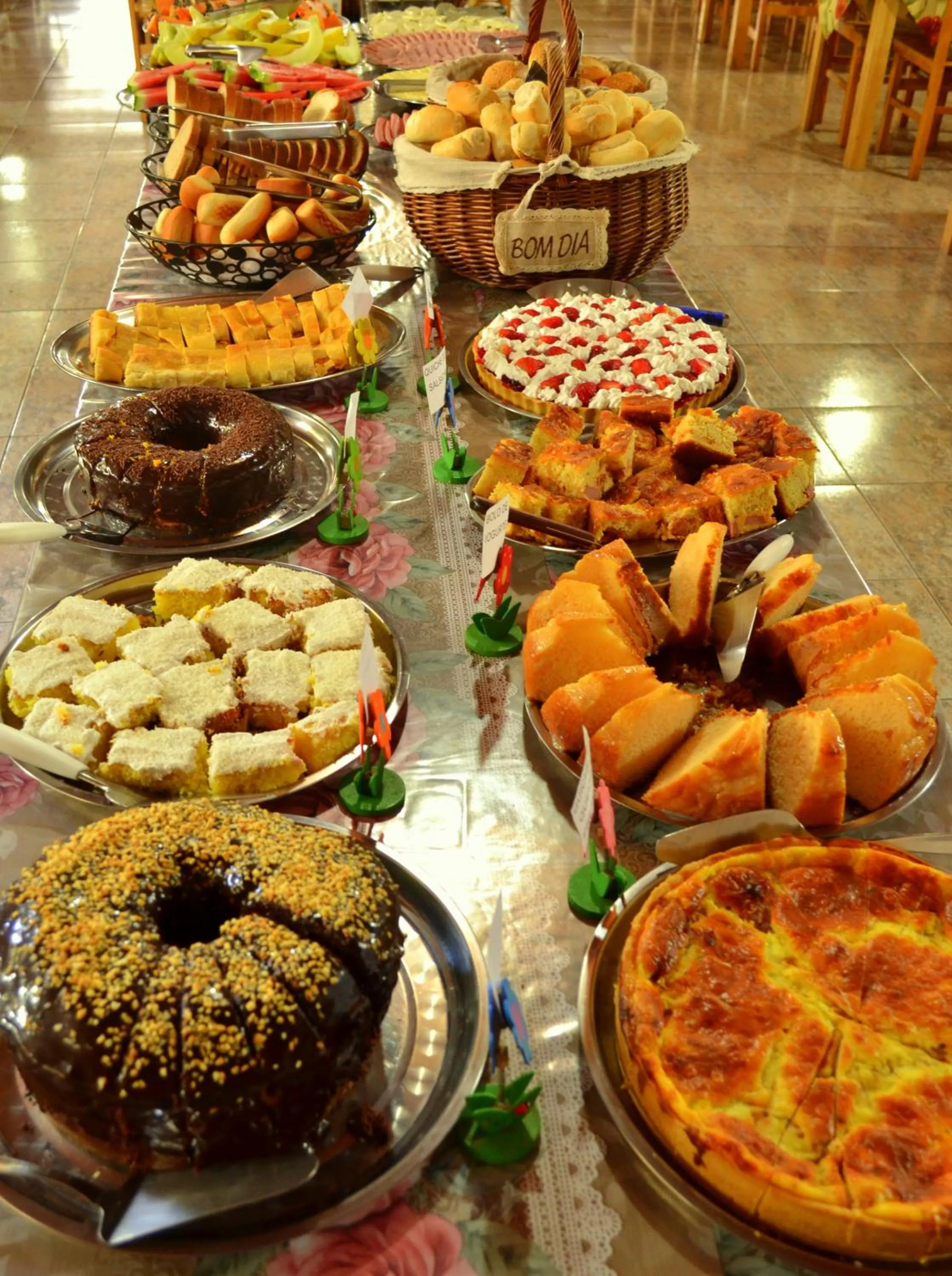 Buffet breakfast in Hotel Refúgio Alpino