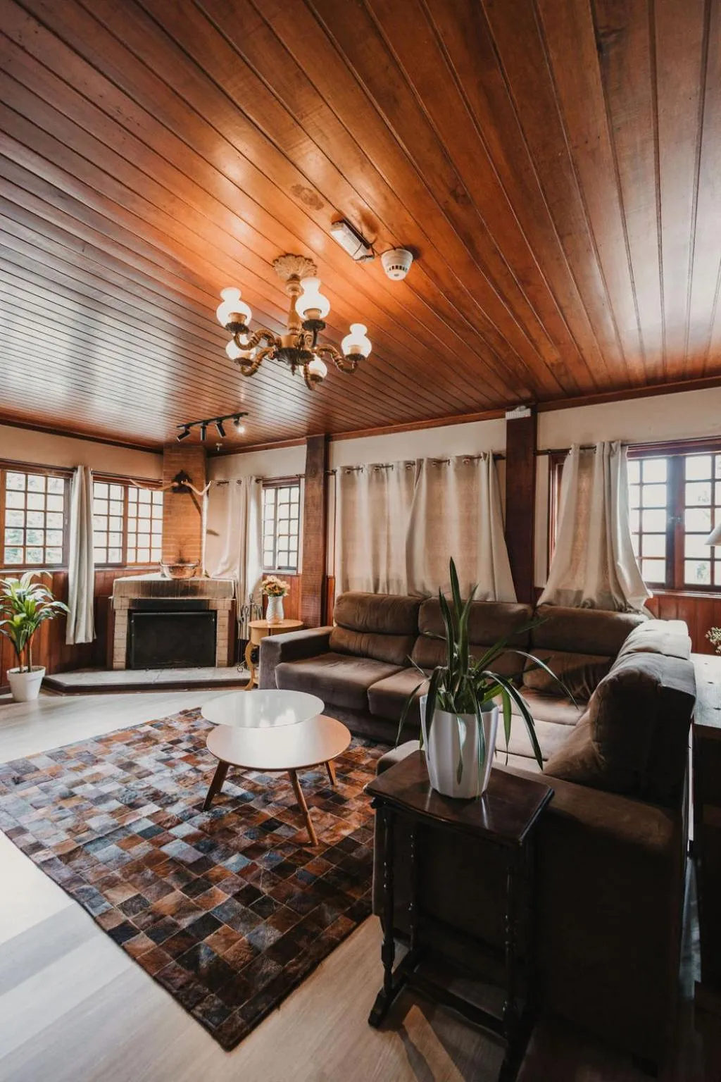 Communal lounge/ TV room, Bed in Hotel Refúgio Alpino