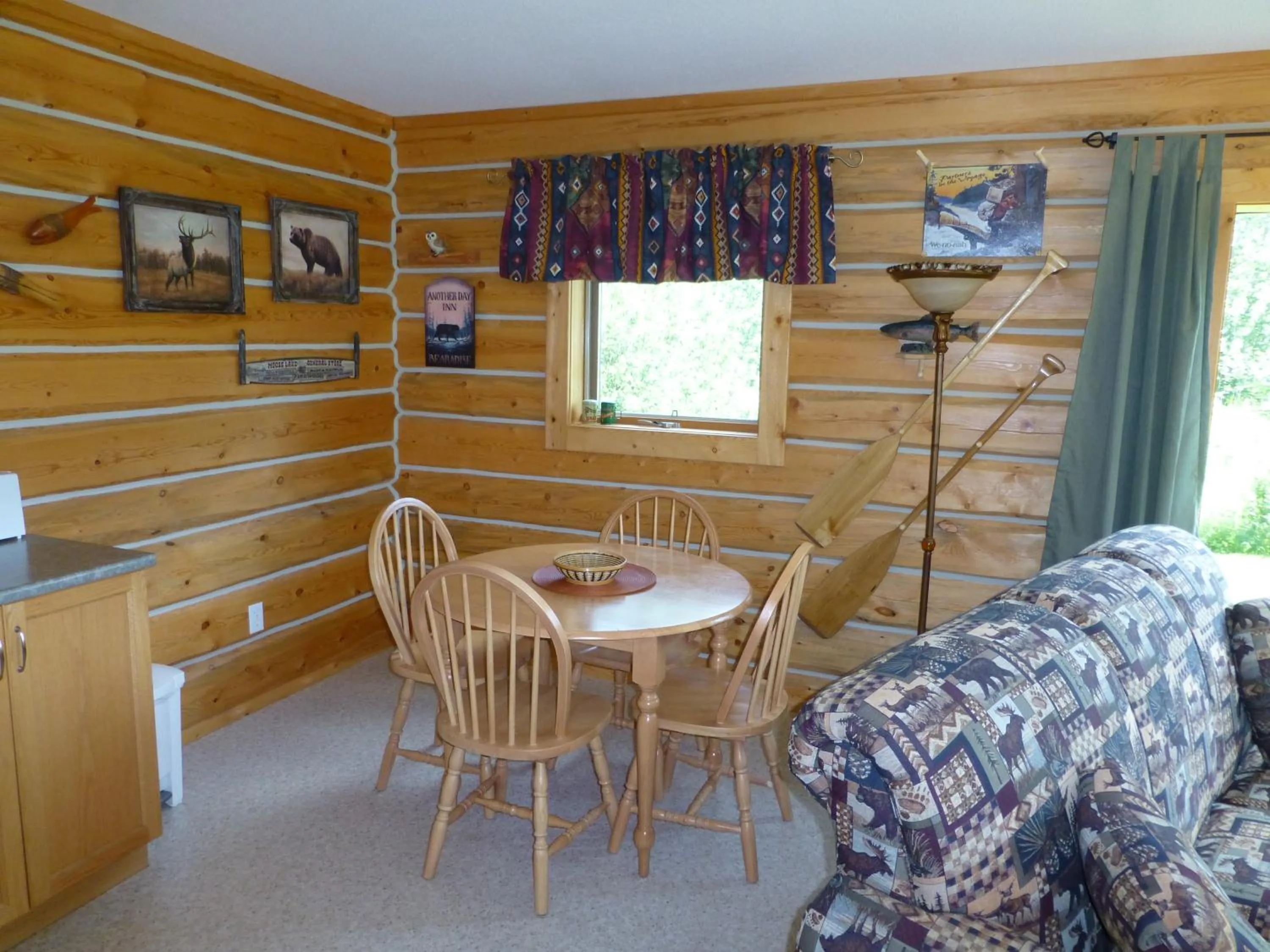 Dining area in Mica Mountain Lodge & Log Cabins