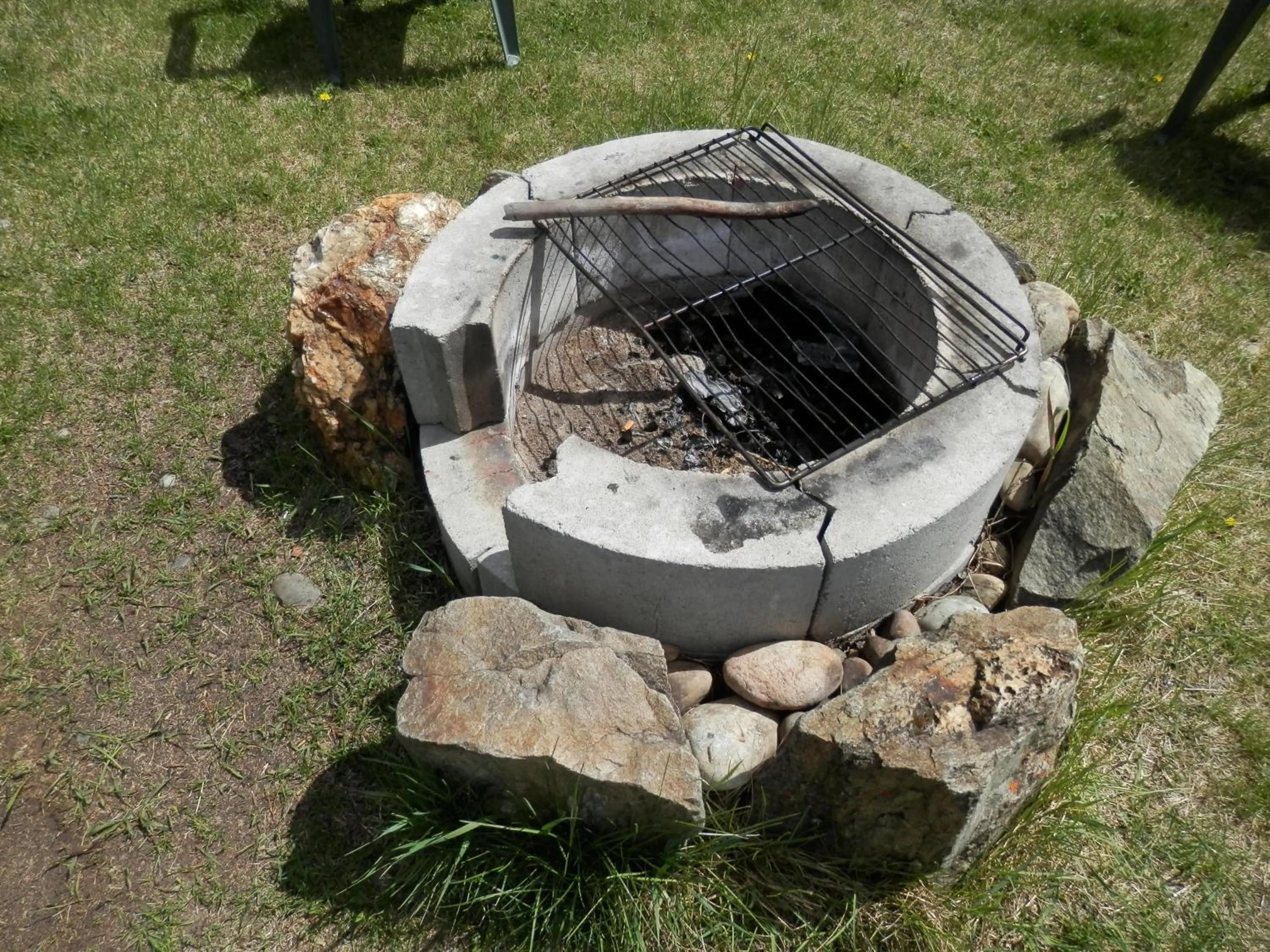 BBQ facilities in Mica Mountain Lodge & Log Cabins