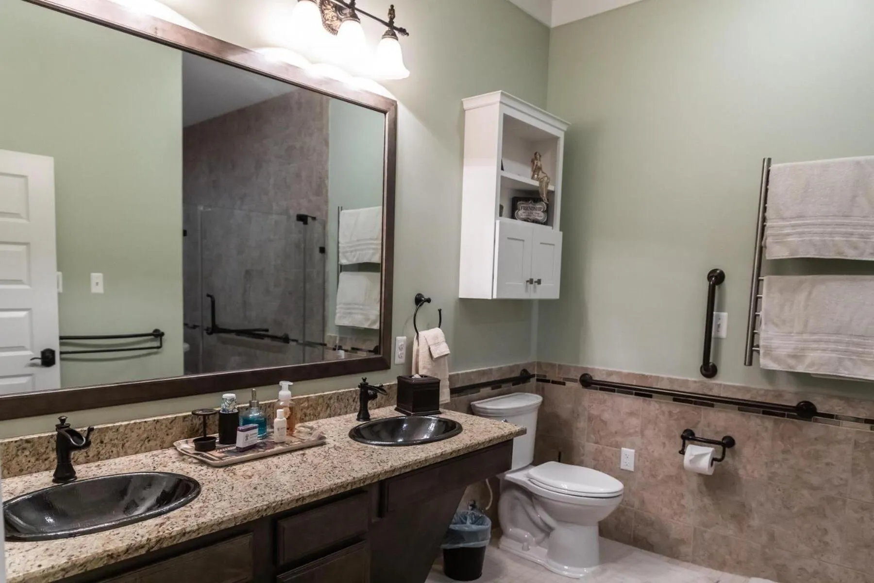 Bathroom in Bienvenue Mon Ami Bed and Breakfast