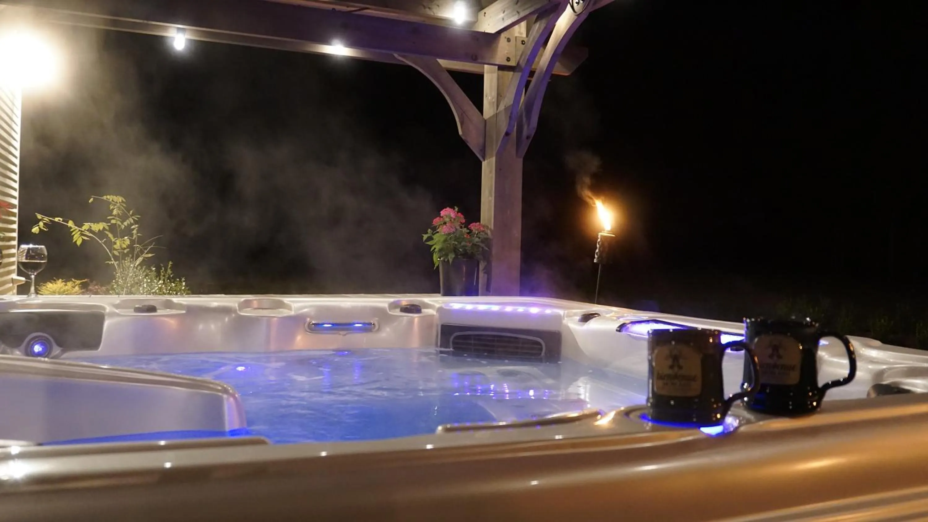 Hot Tub in Bienvenue Mon Ami Bed and Breakfast