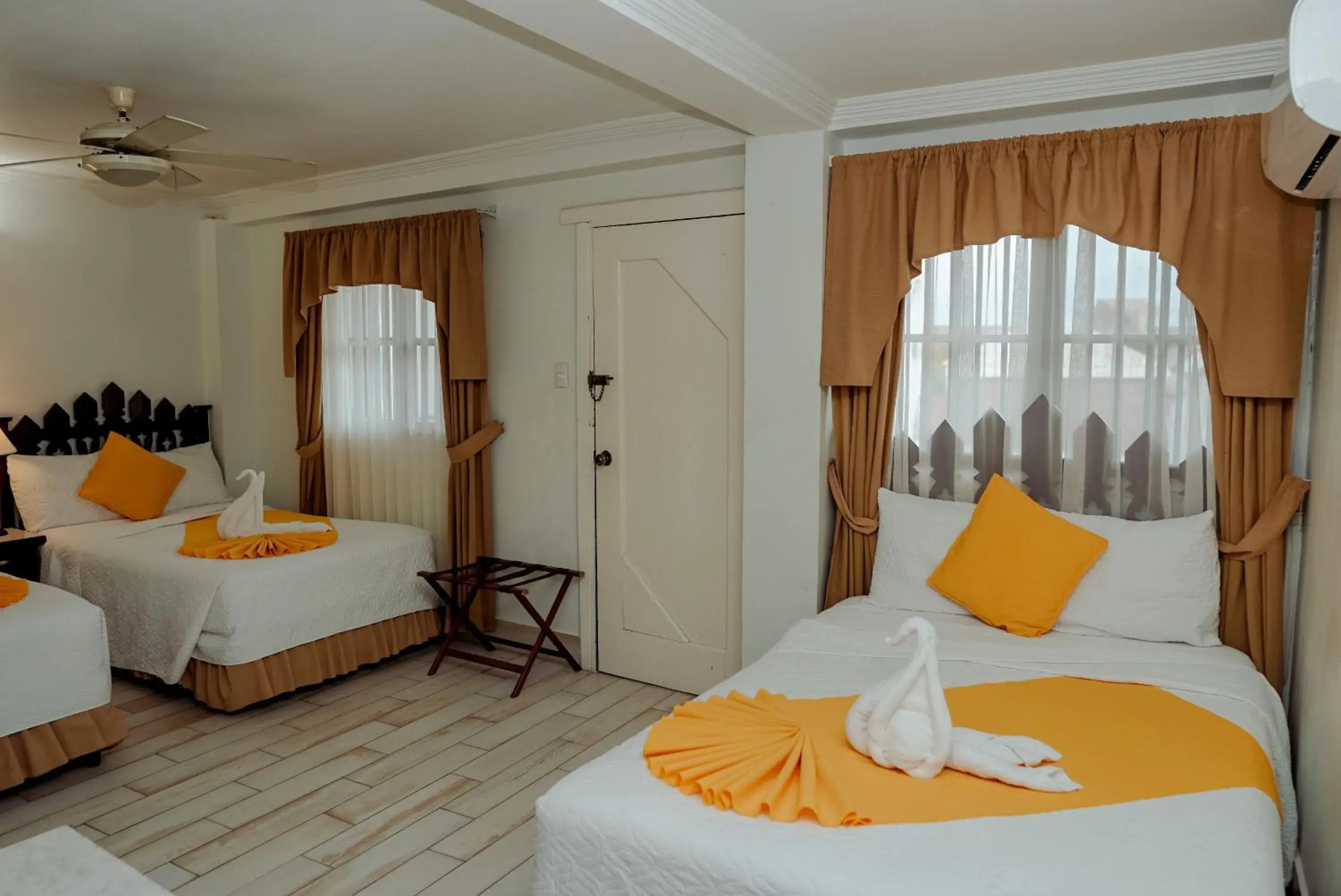 Triple Room in Hotel Casona de La Isla Triple Room in Hotel Casona de La Isla