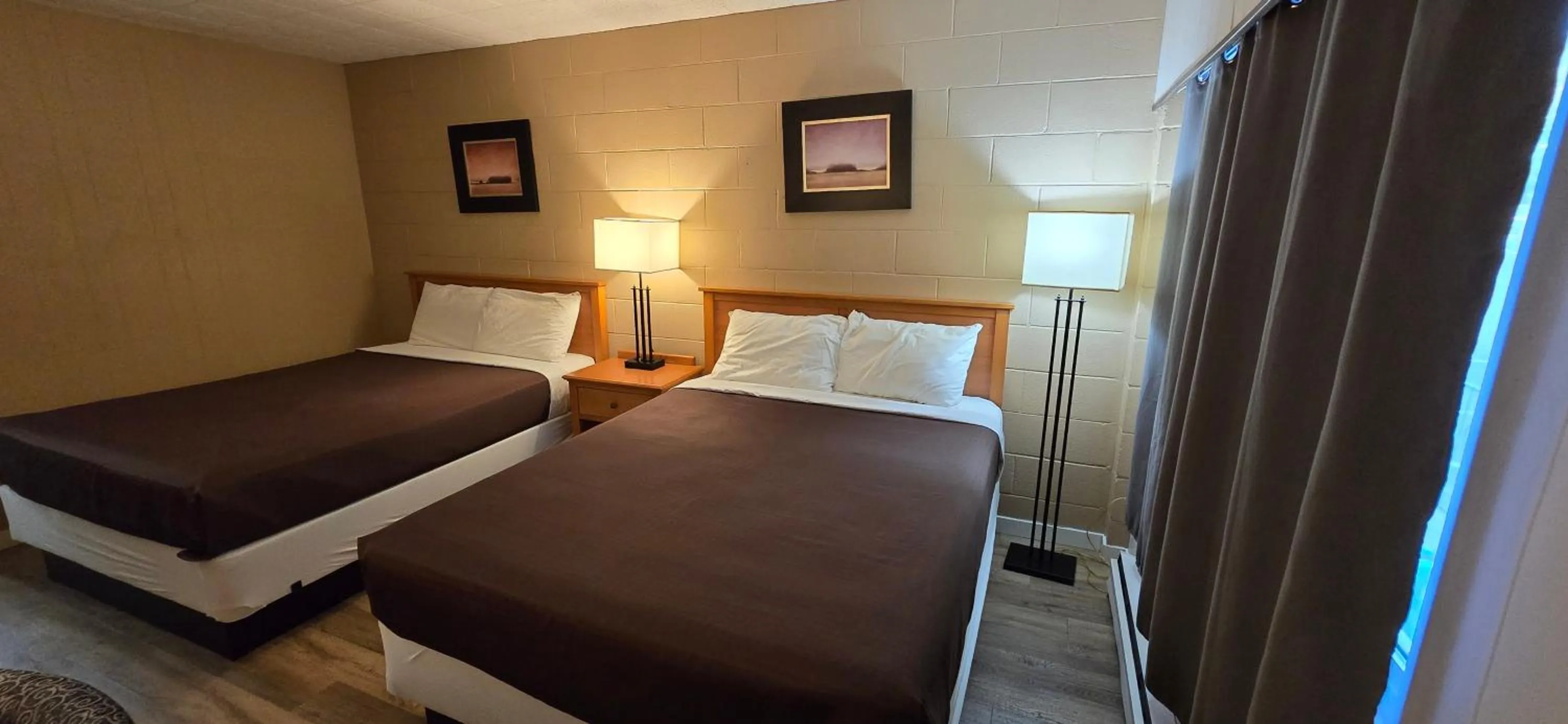 Bed in Flamingo Motel