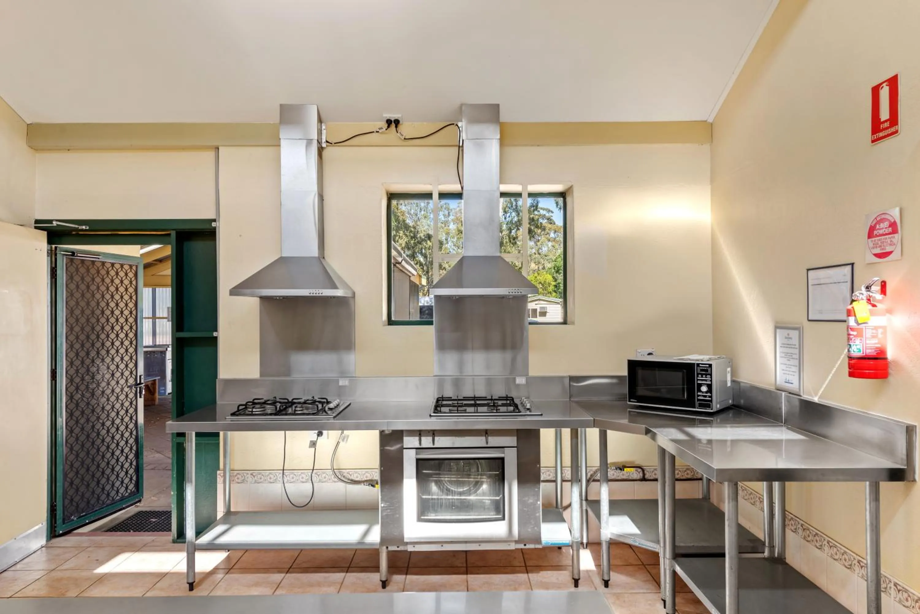 Communal kitchen in Discovery Parks - Clare