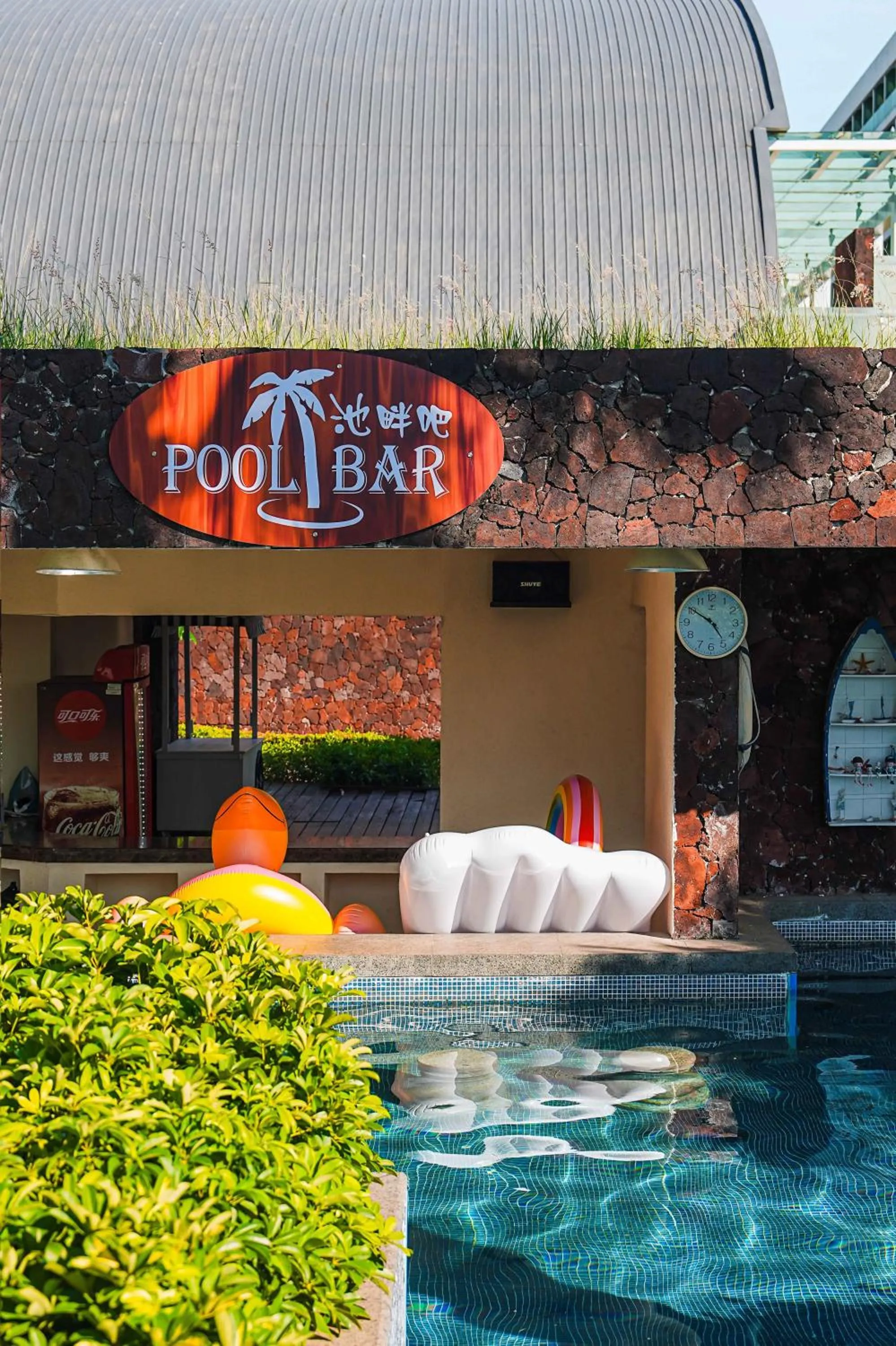 Swimming pool in Pullman Haikou