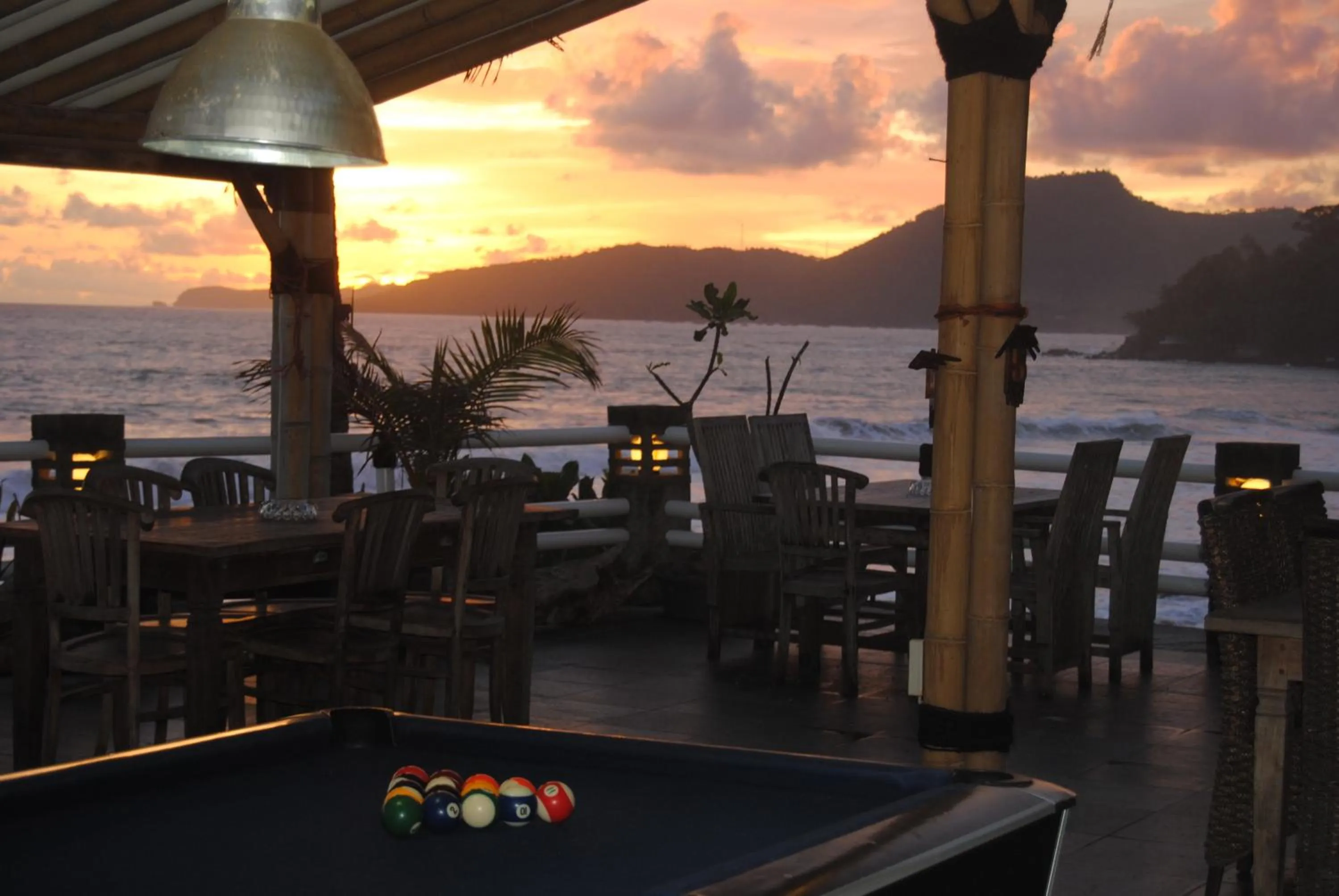 Restaurant/places to eat in 77 Sunset Plaza