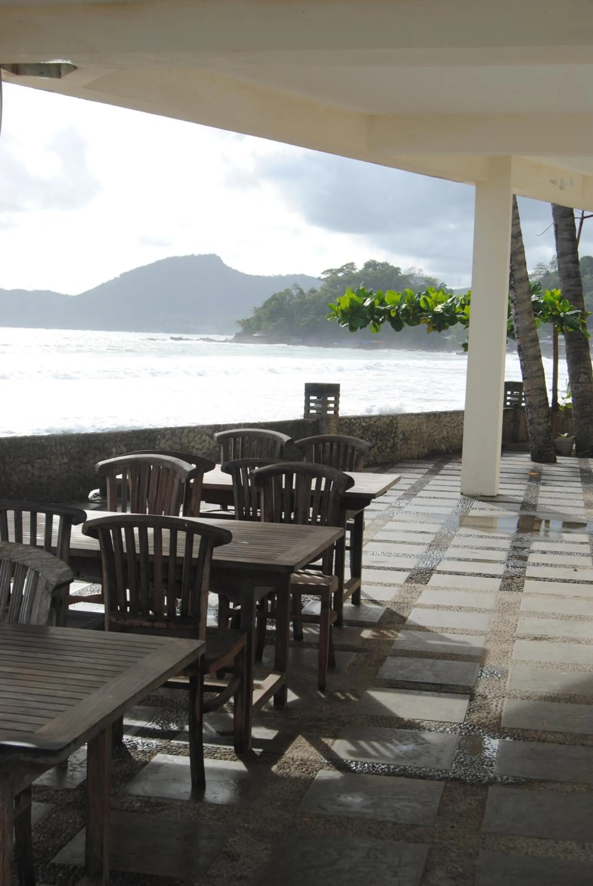 Restaurant/places to eat in 77 Sunset Plaza