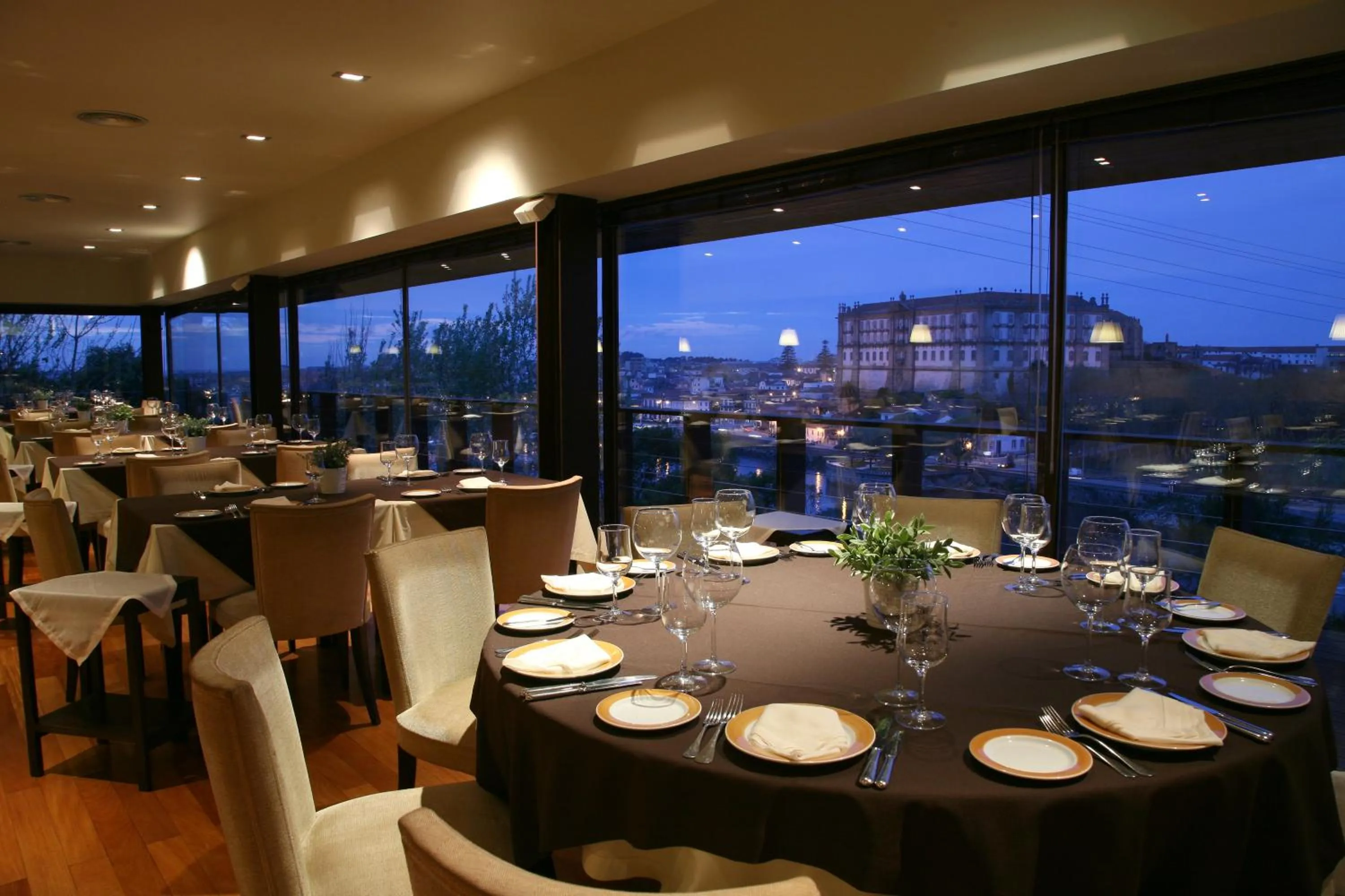 Restaurant/places to eat in Santana Hotel & SPA