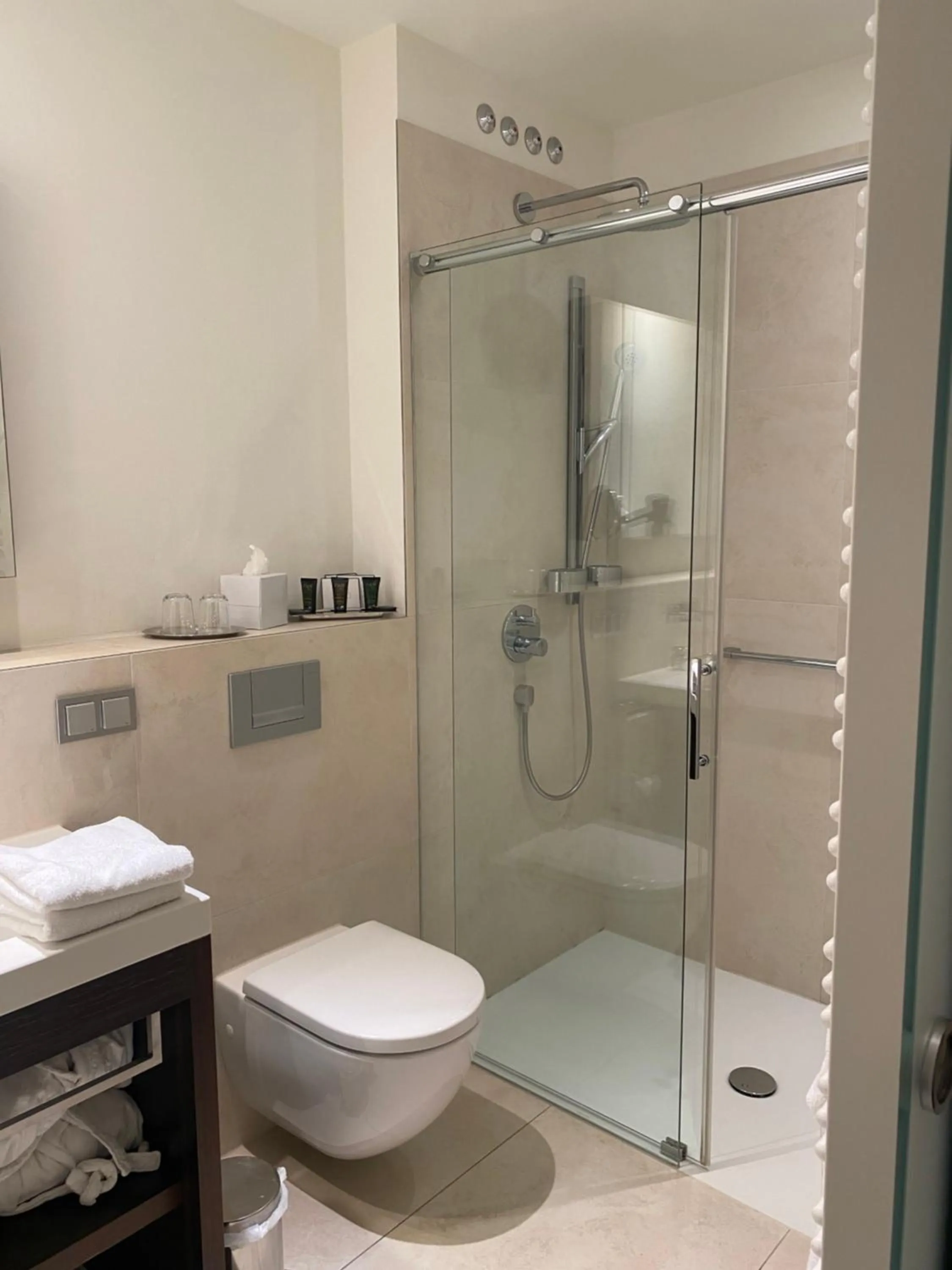 Shower in Hotel Eberhards am Wasser