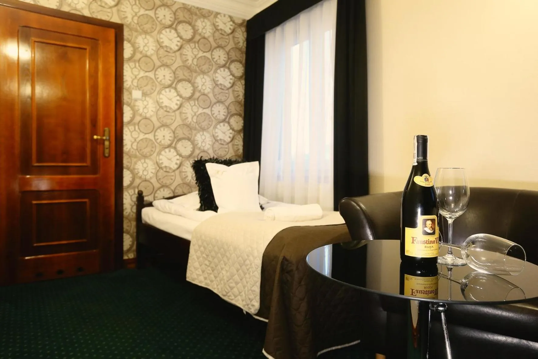 Photo of the whole room, Bed in Hotel Imperium