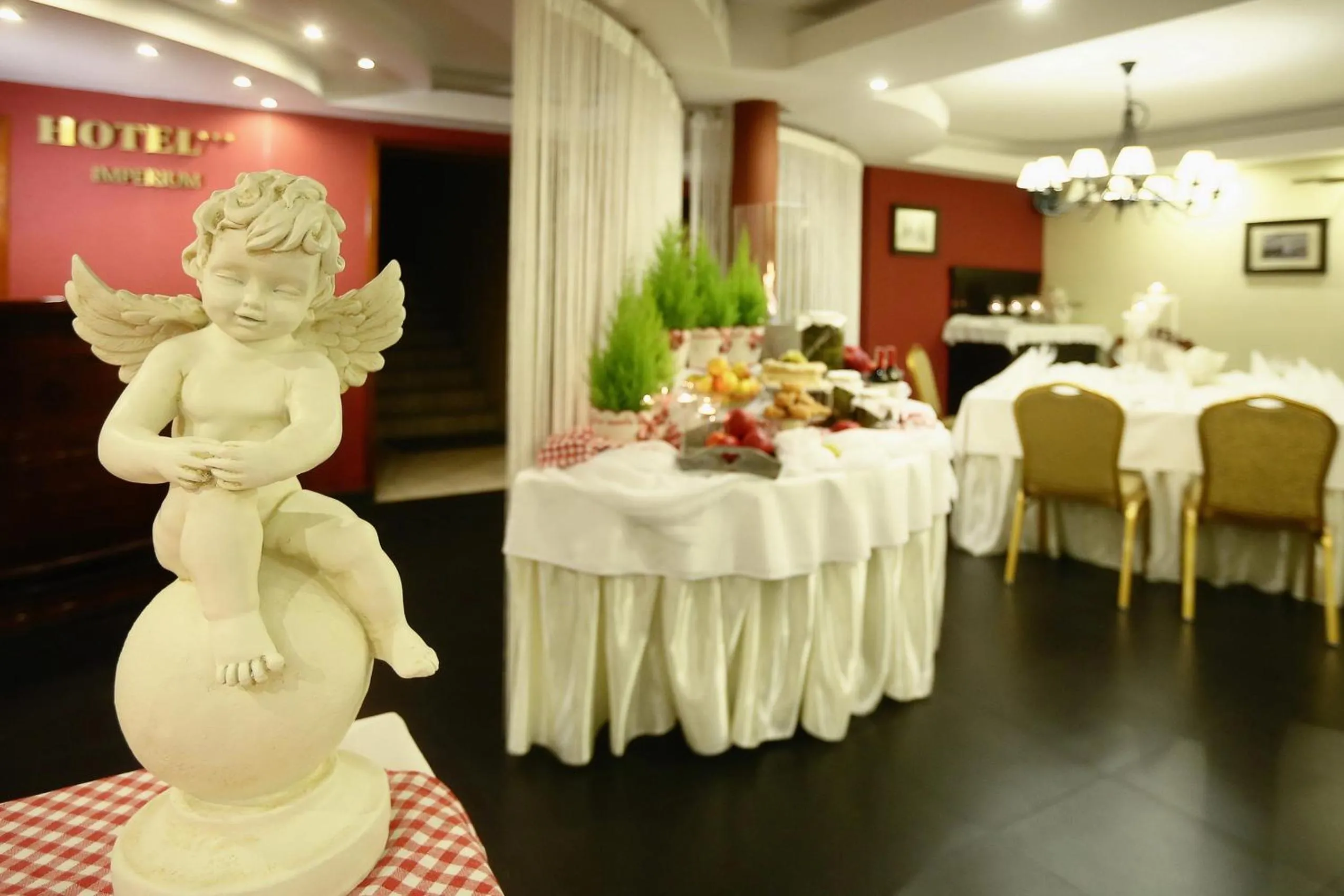 Restaurant/places to eat in Hotel Imperium