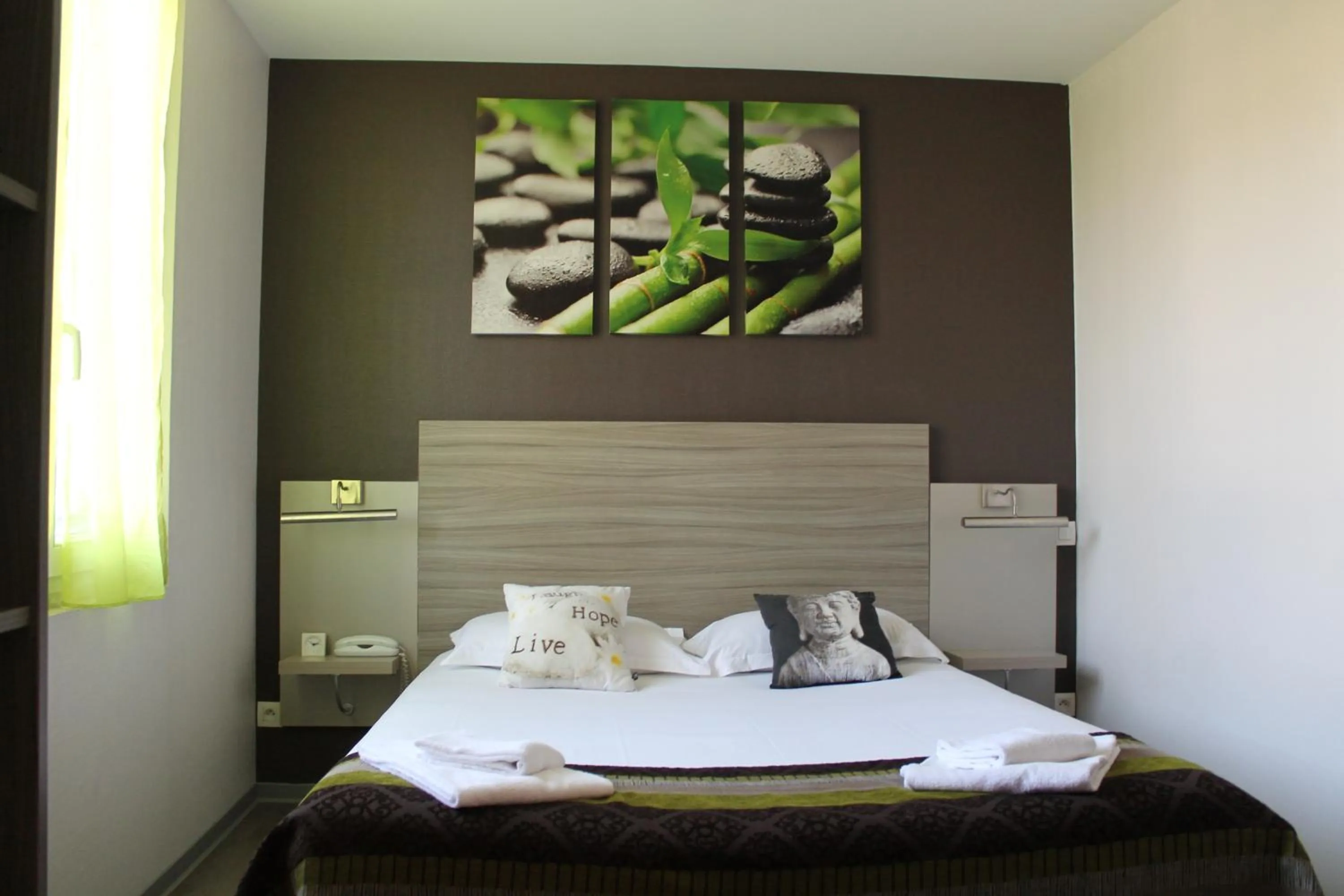 Bed in Hôtel du Centre