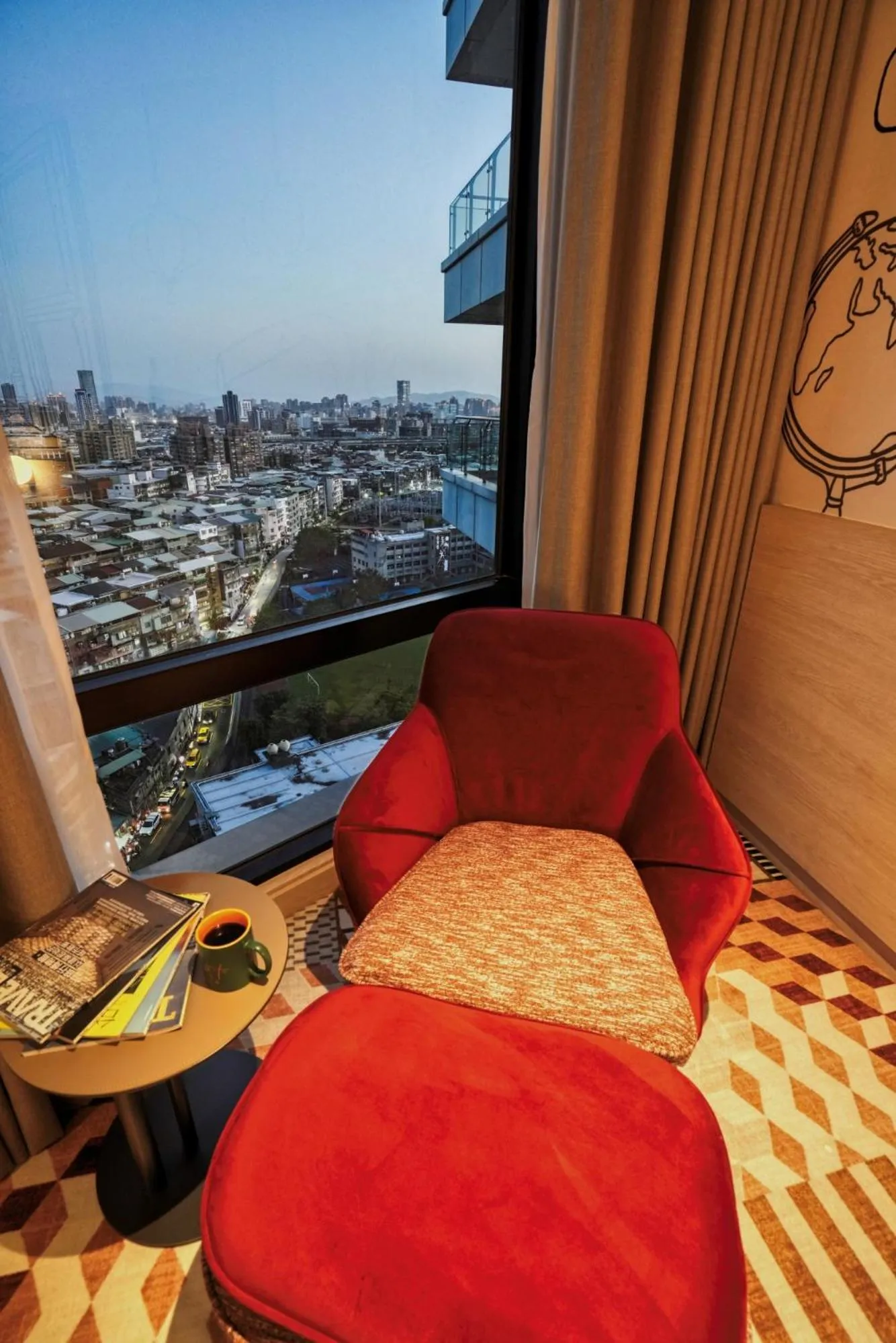 Photo of the whole room, Bed in Two Tails Hotel Luzhou