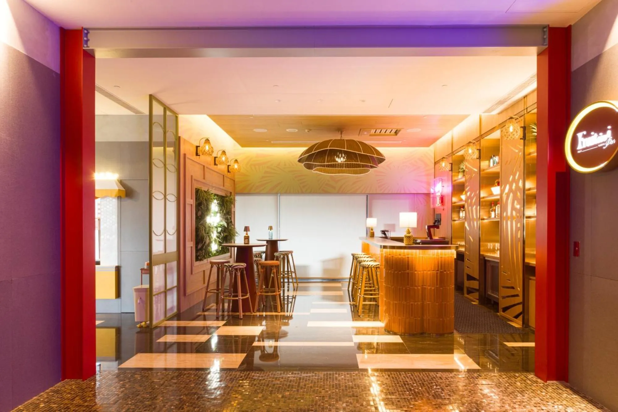 Restaurant/places to eat in Two Tails Hotel Luzhou