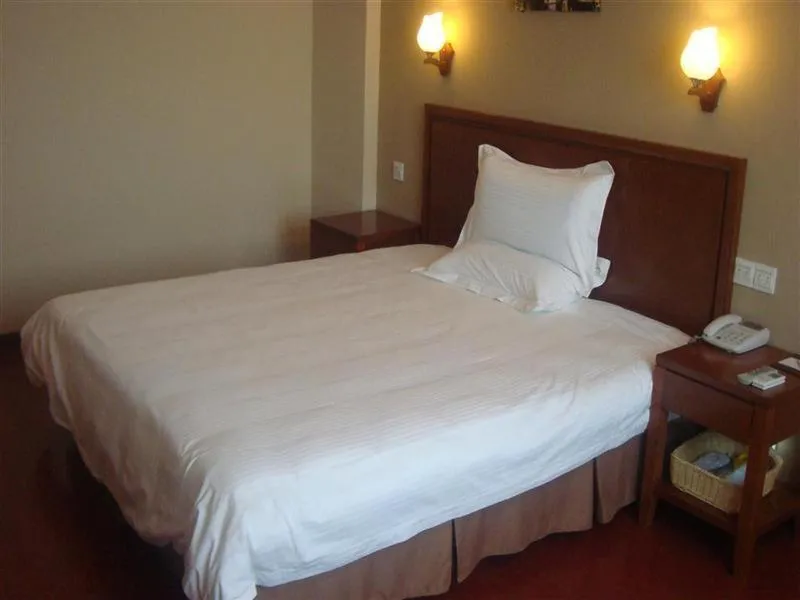 Bed in GreenTree Inn Ji‘nan Shanda Road Business Hotel