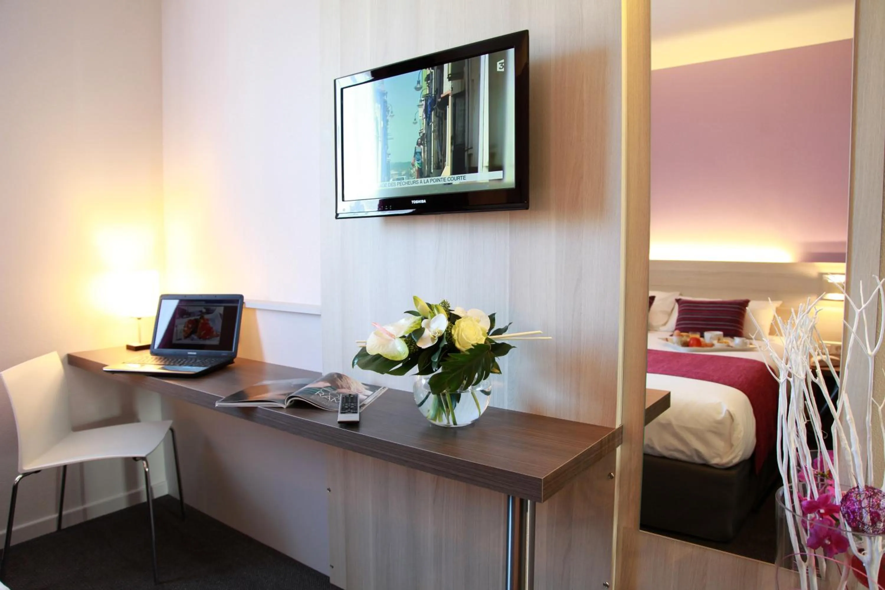 TV and multimedia, TV/Entertainment Center in Brit Hotel La Fleur de Rhuys