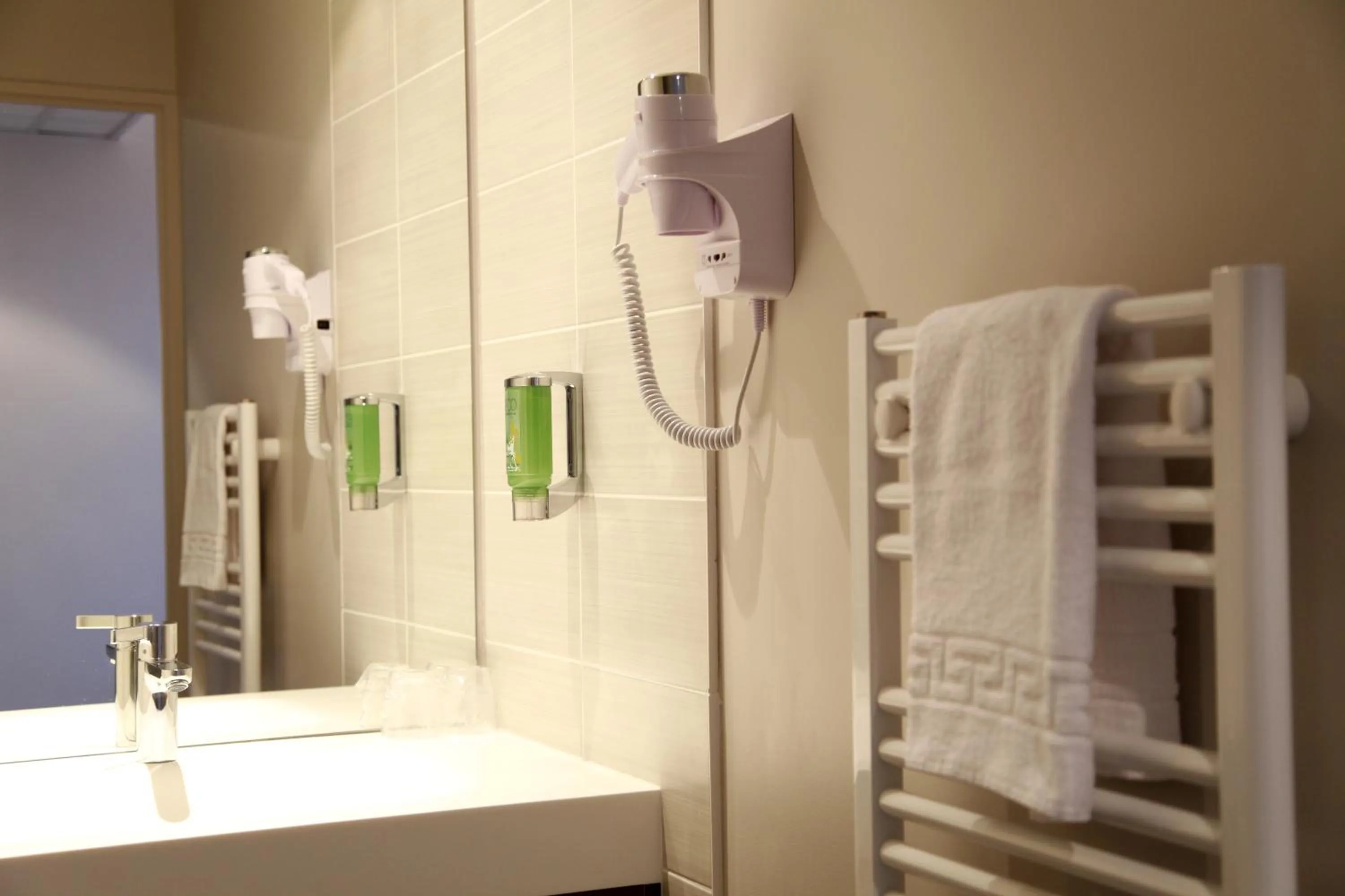 Bathroom in Brit Hotel La Fleur de Rhuys