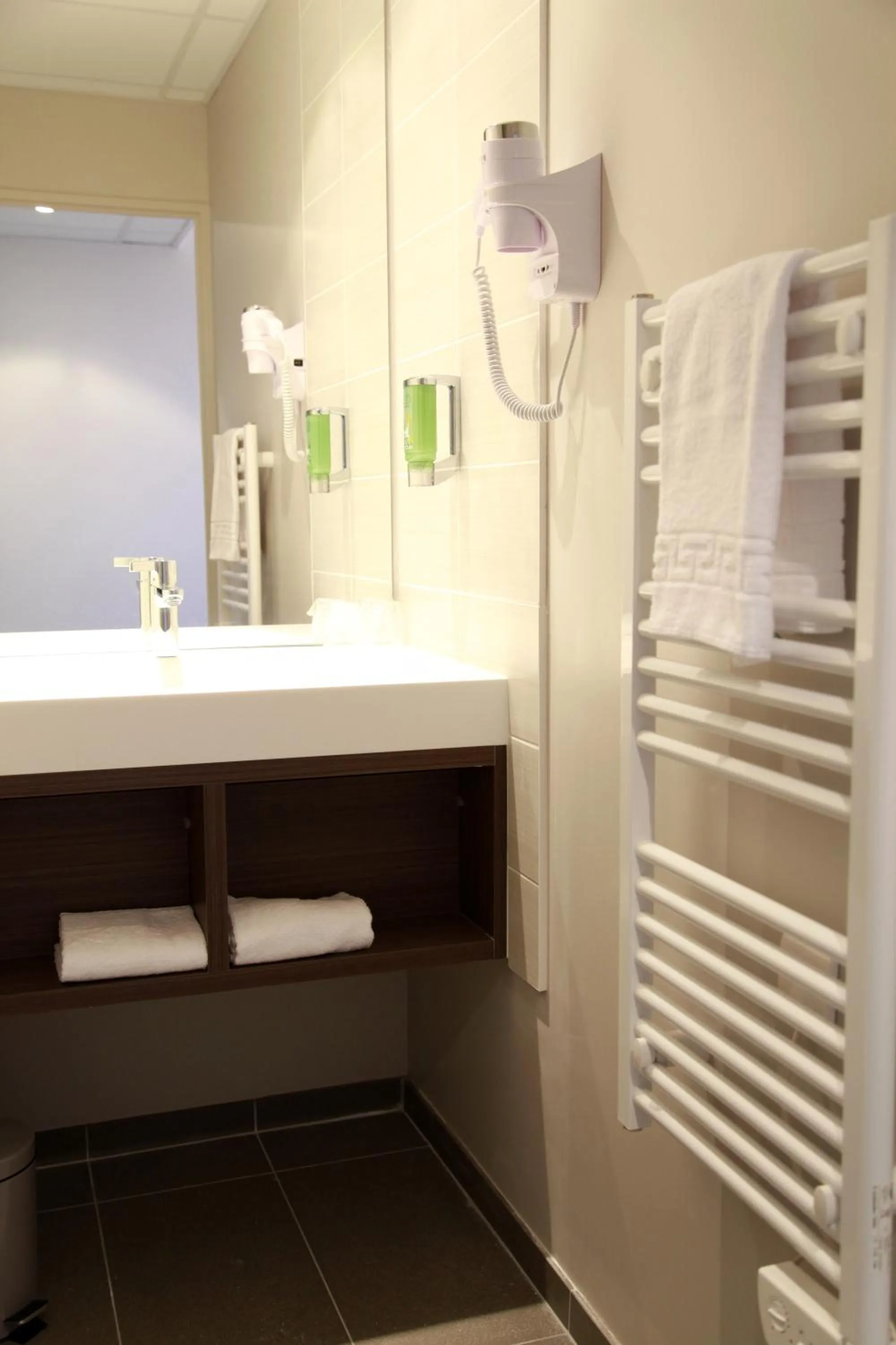 Bathroom in Brit Hotel La Fleur de Rhuys