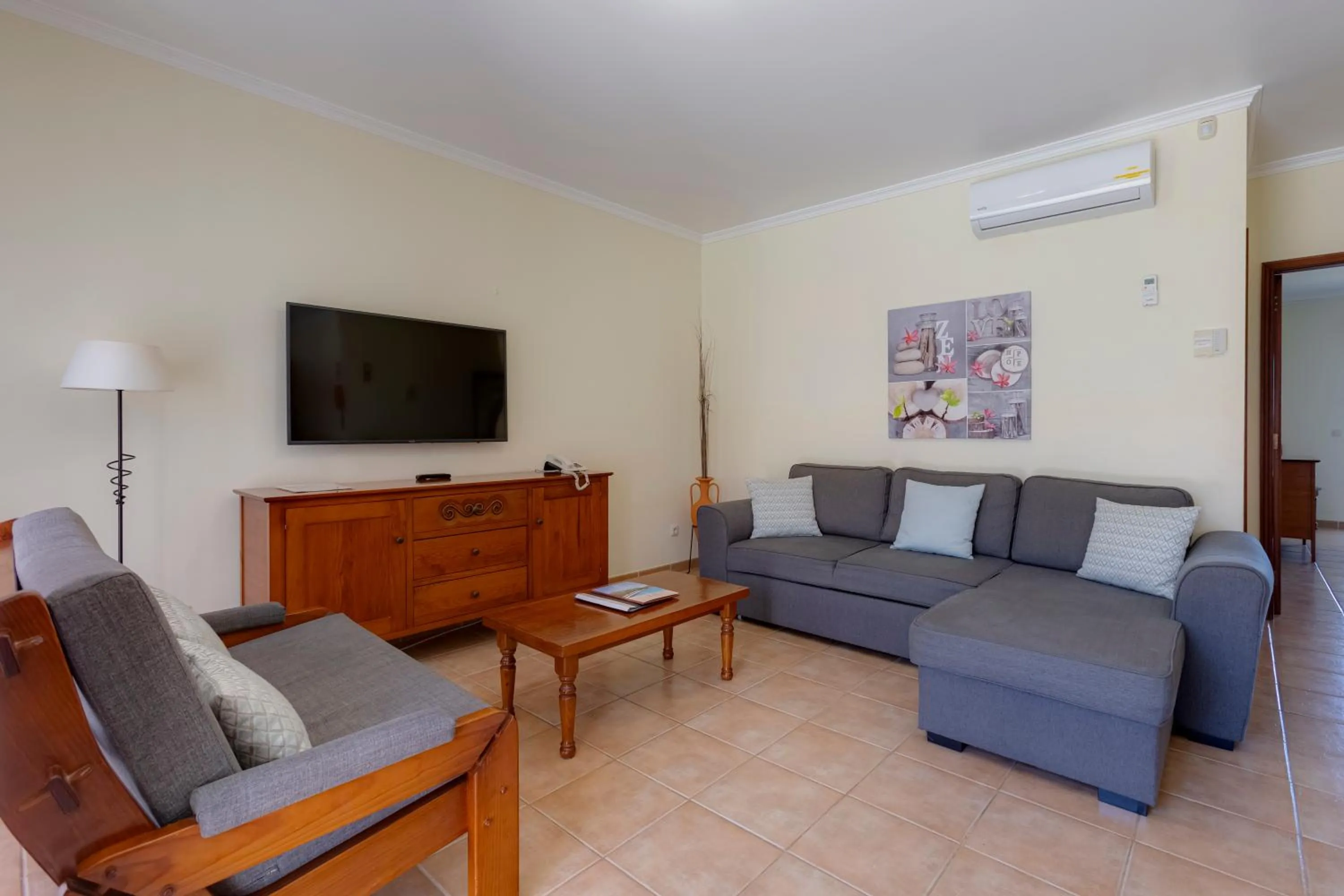 Communal lounge/ TV room in Villas Barrocal