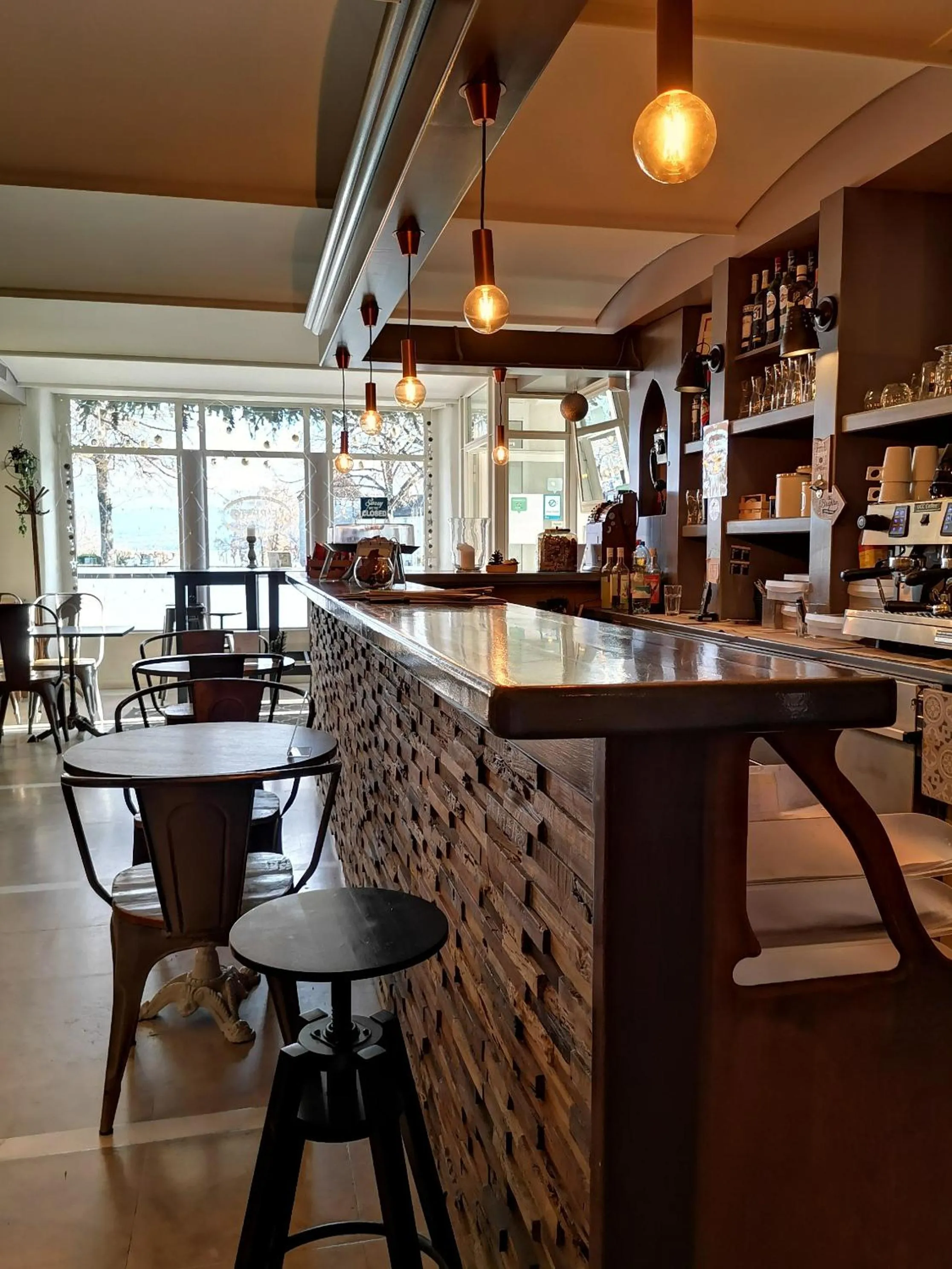 Lounge or bar in L'Hôtel by Hostellerie du Château