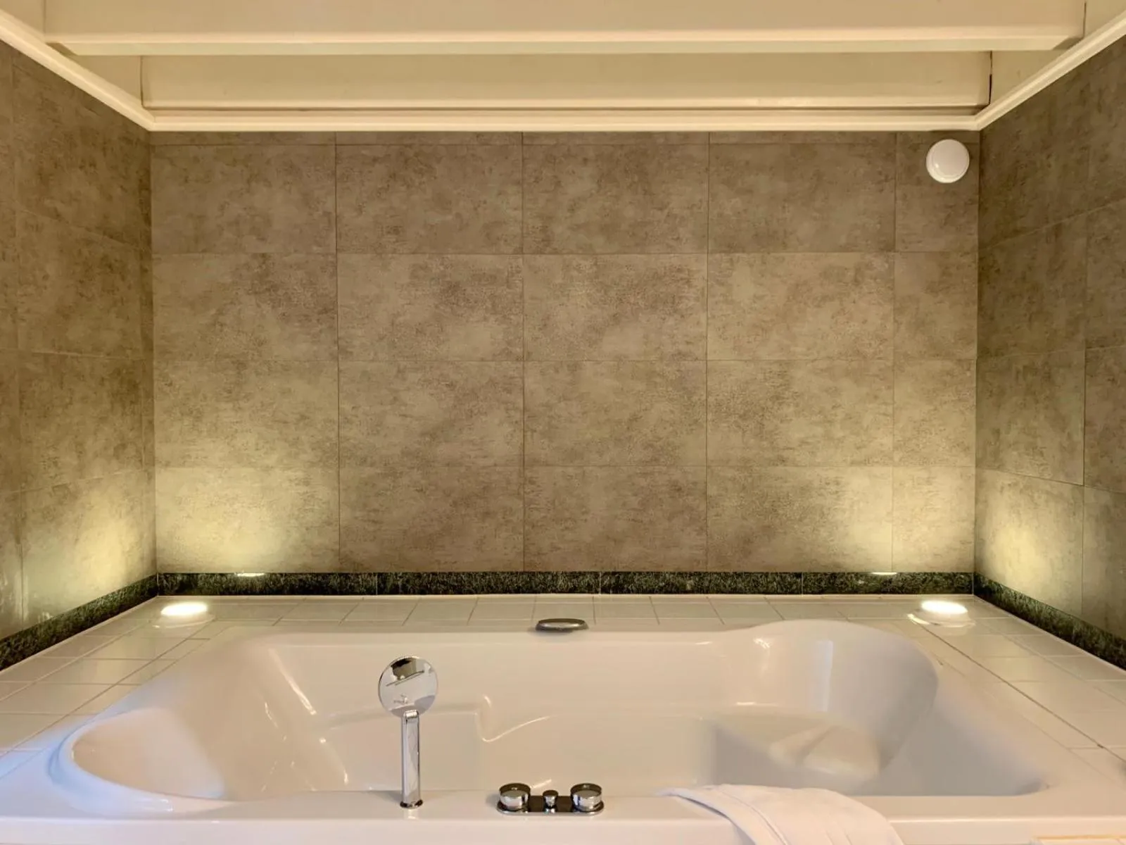 Hot Tub in L'Hôtel by Hostellerie du Château