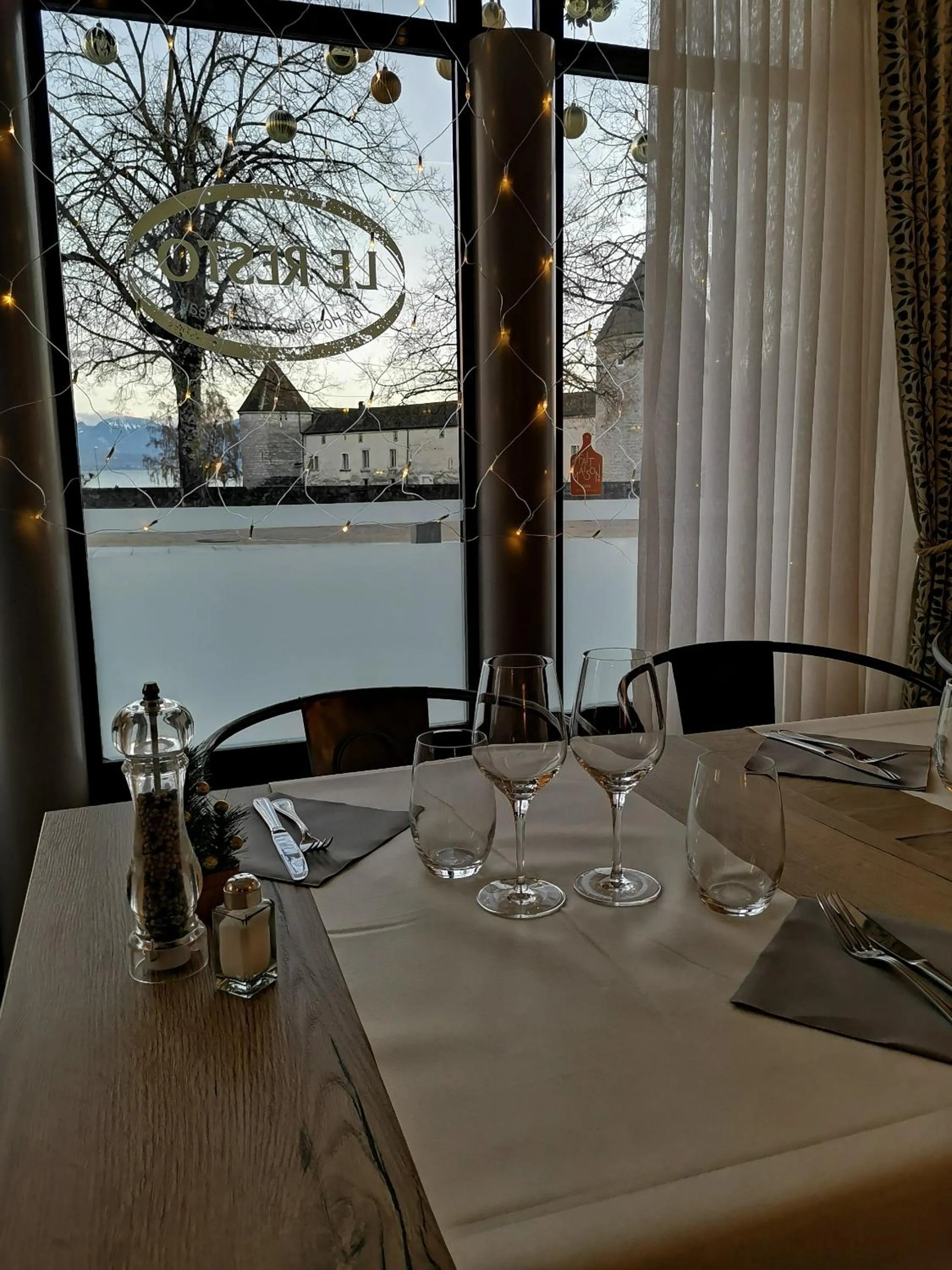 Dining area in L'Hôtel by Hostellerie du Château