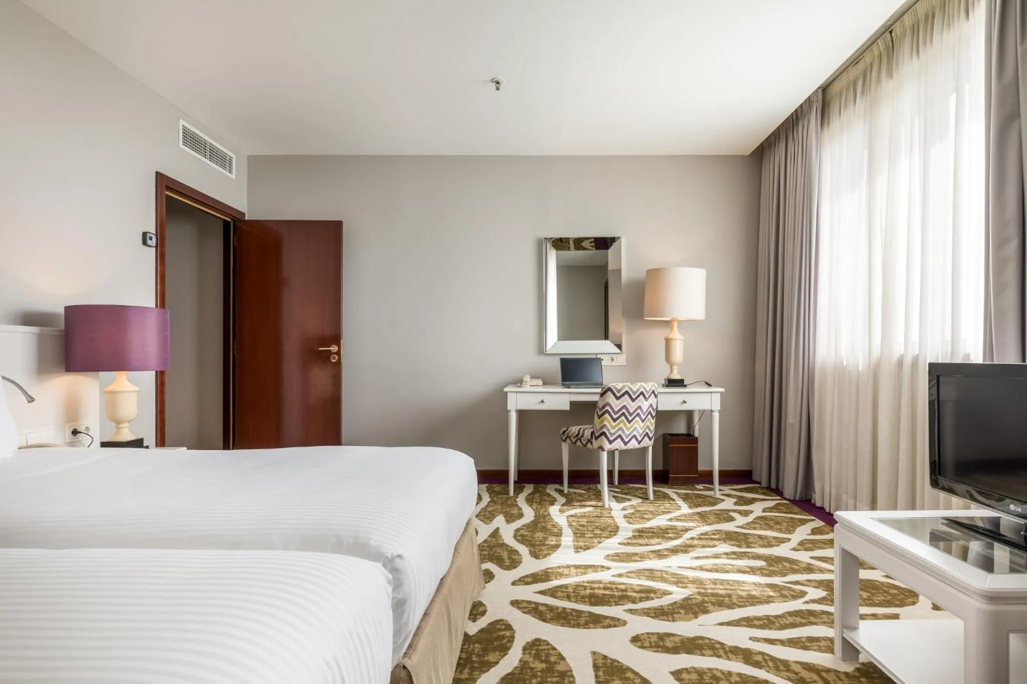 Bedroom, Bed in Holiday Inn Porto Gaia by IHG