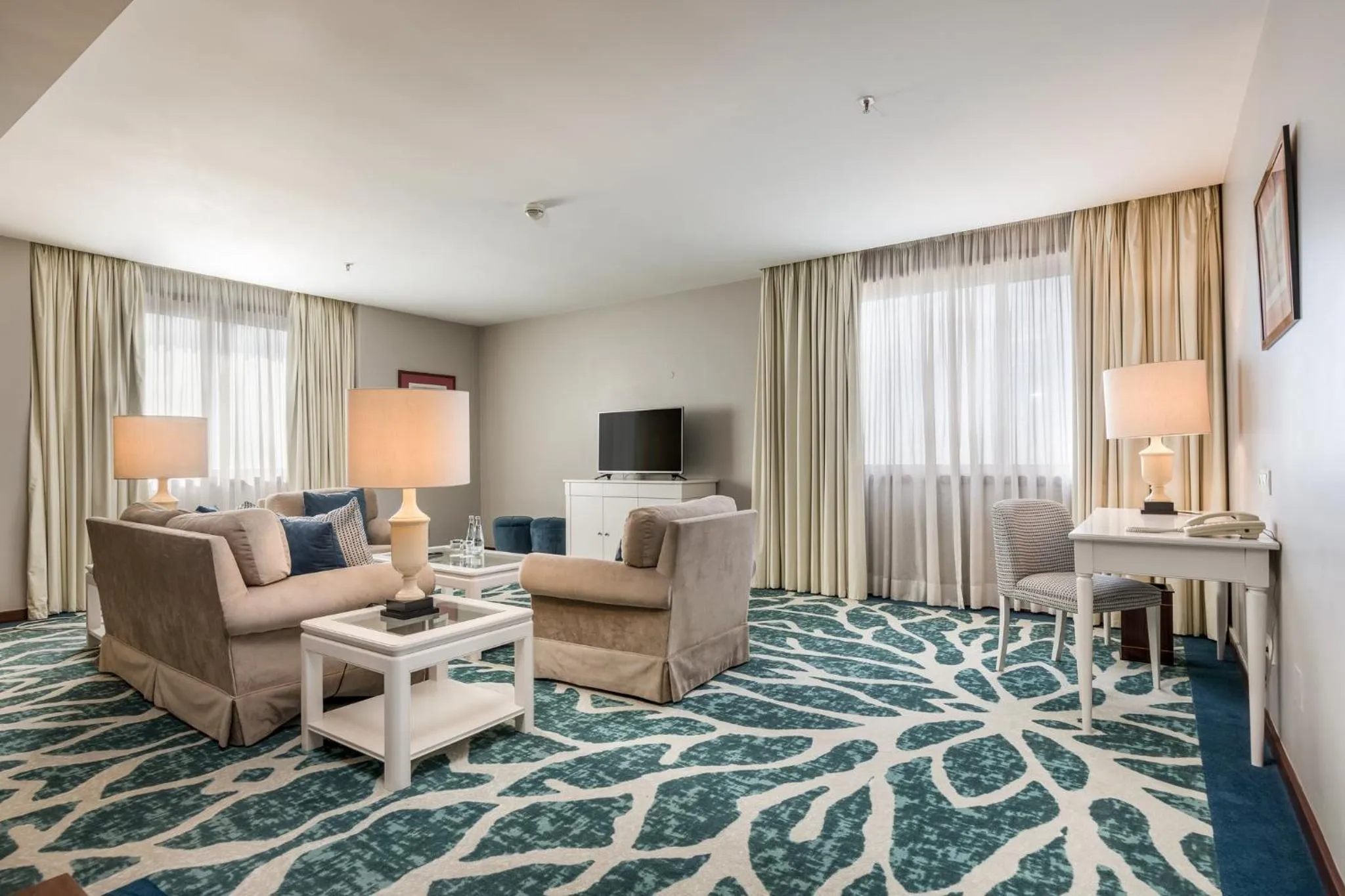 Photo of the whole room in Holiday Inn Porto Gaia by IHG