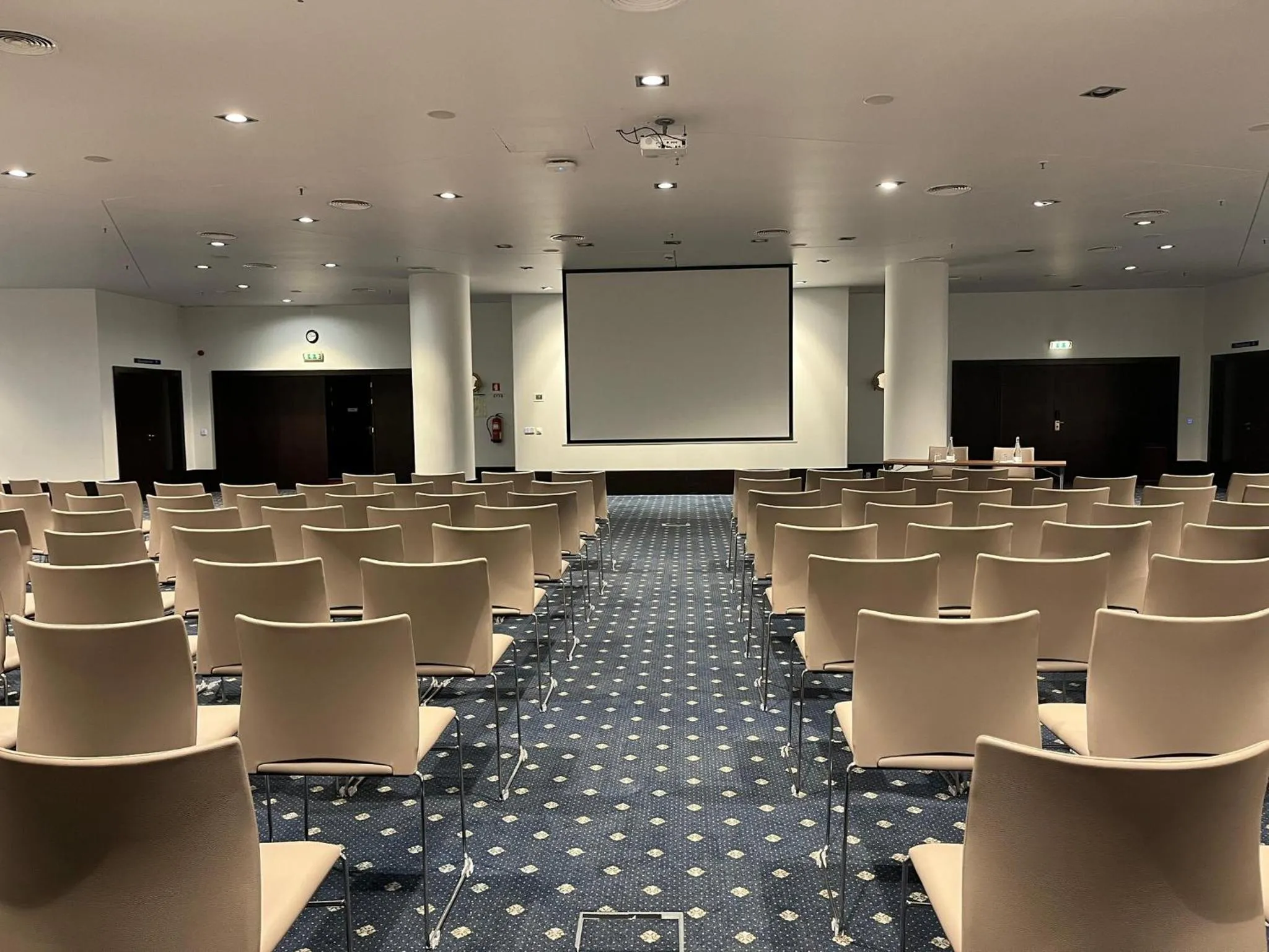 Meeting/conference room in Holiday Inn Porto Gaia by IHG