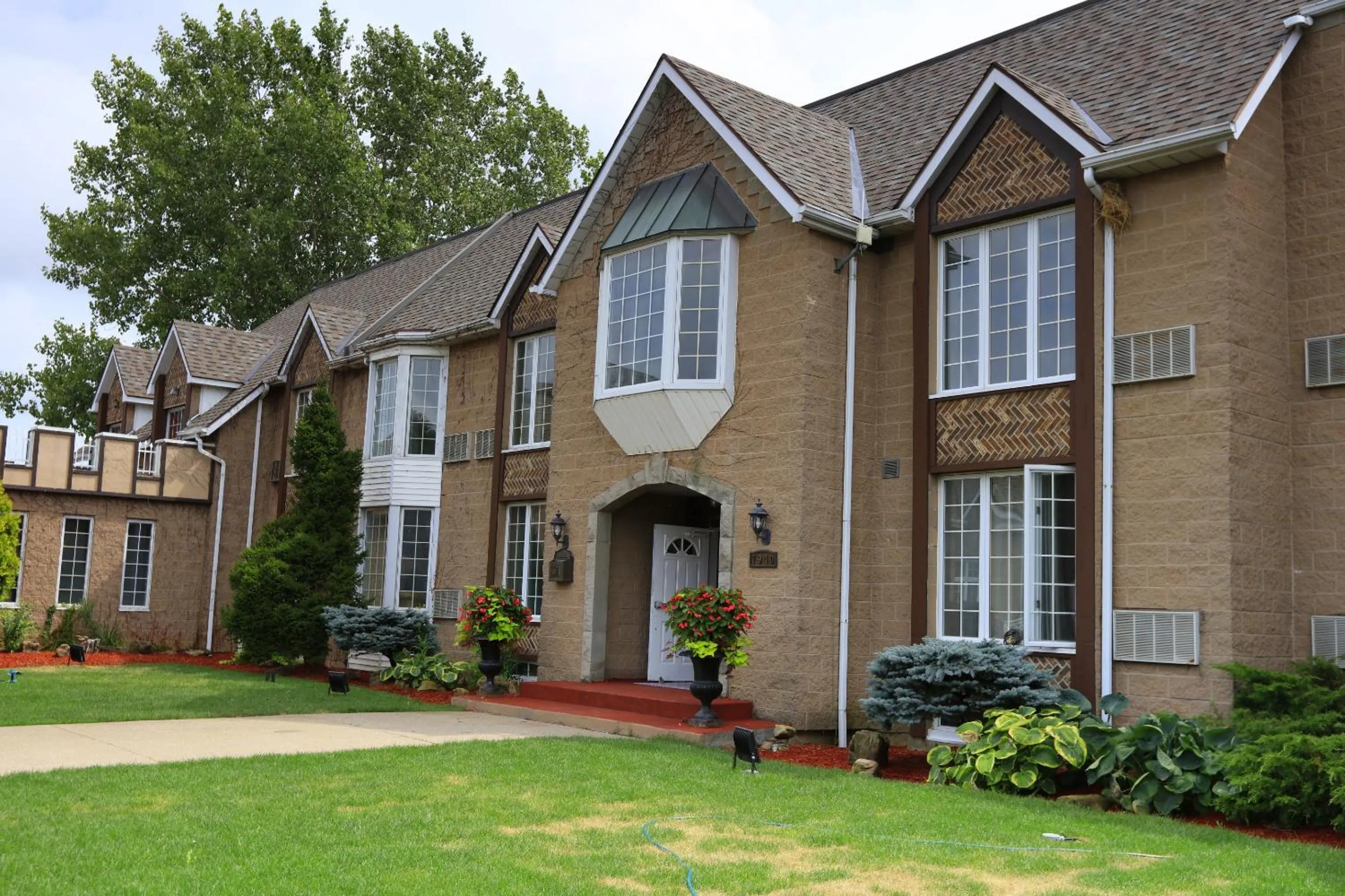 Facade/entrance in Fullerton Manor Inn