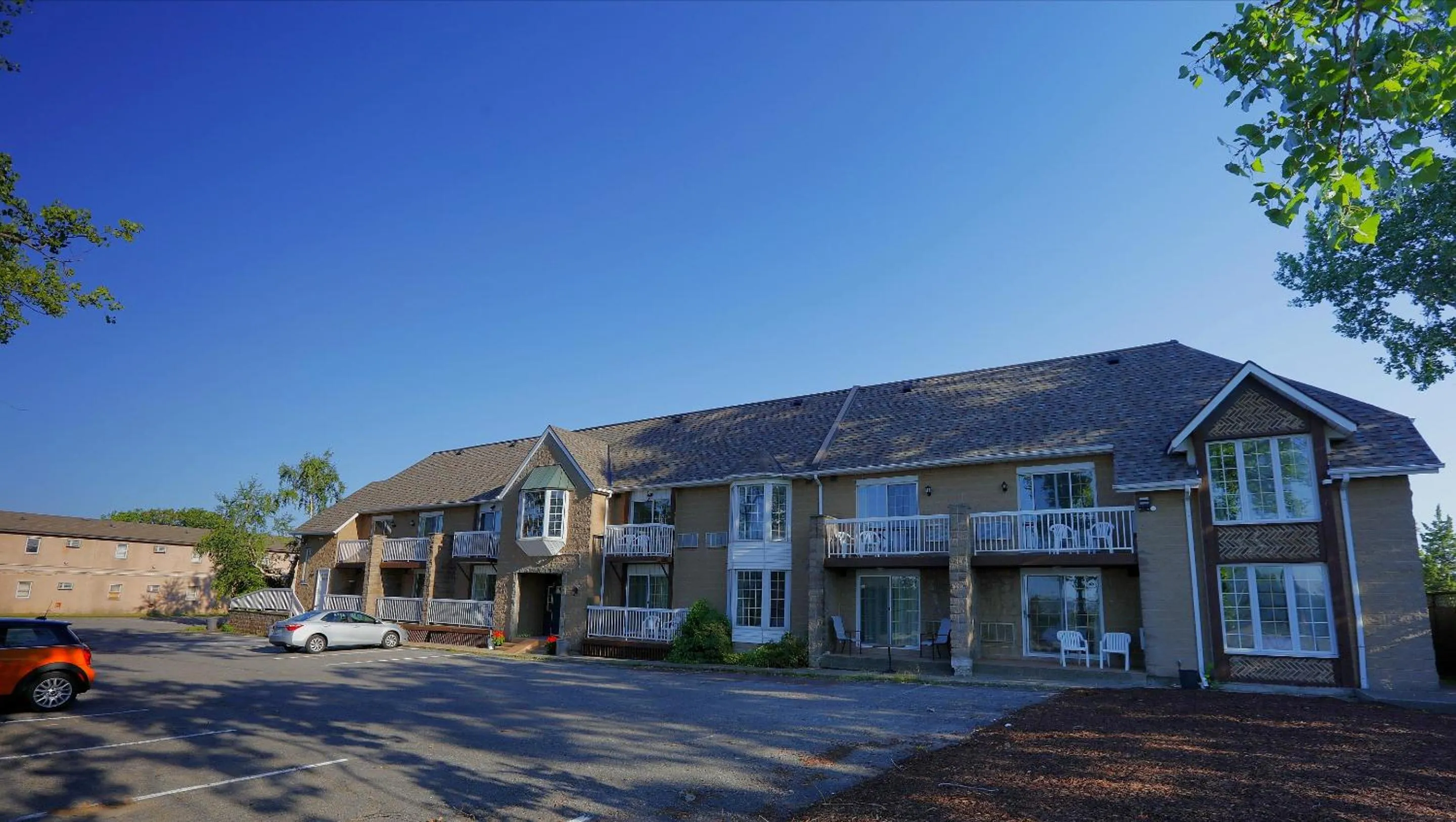 Property building in Fullerton Manor Inn