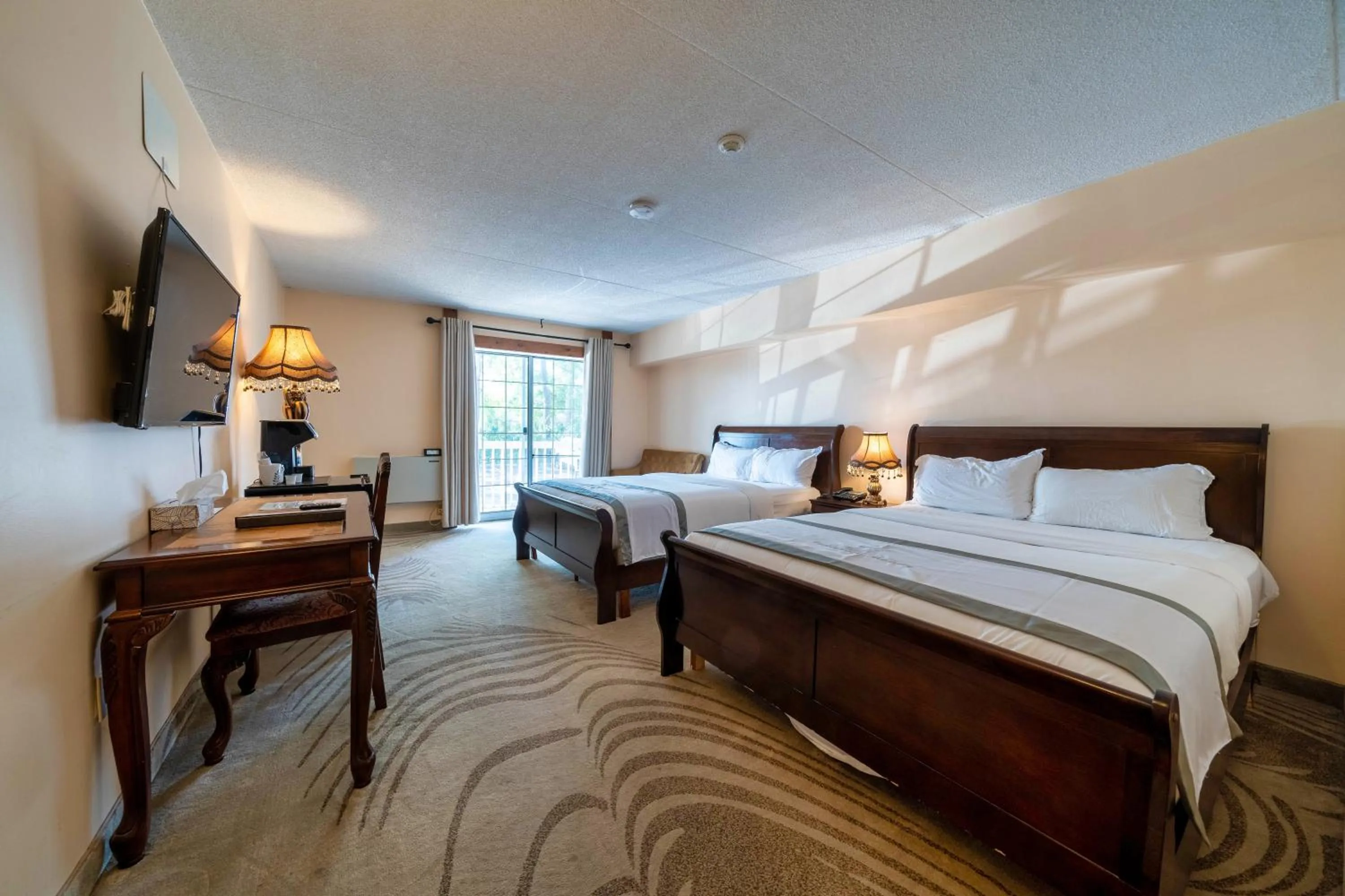 Bed in Fullerton Manor Inn