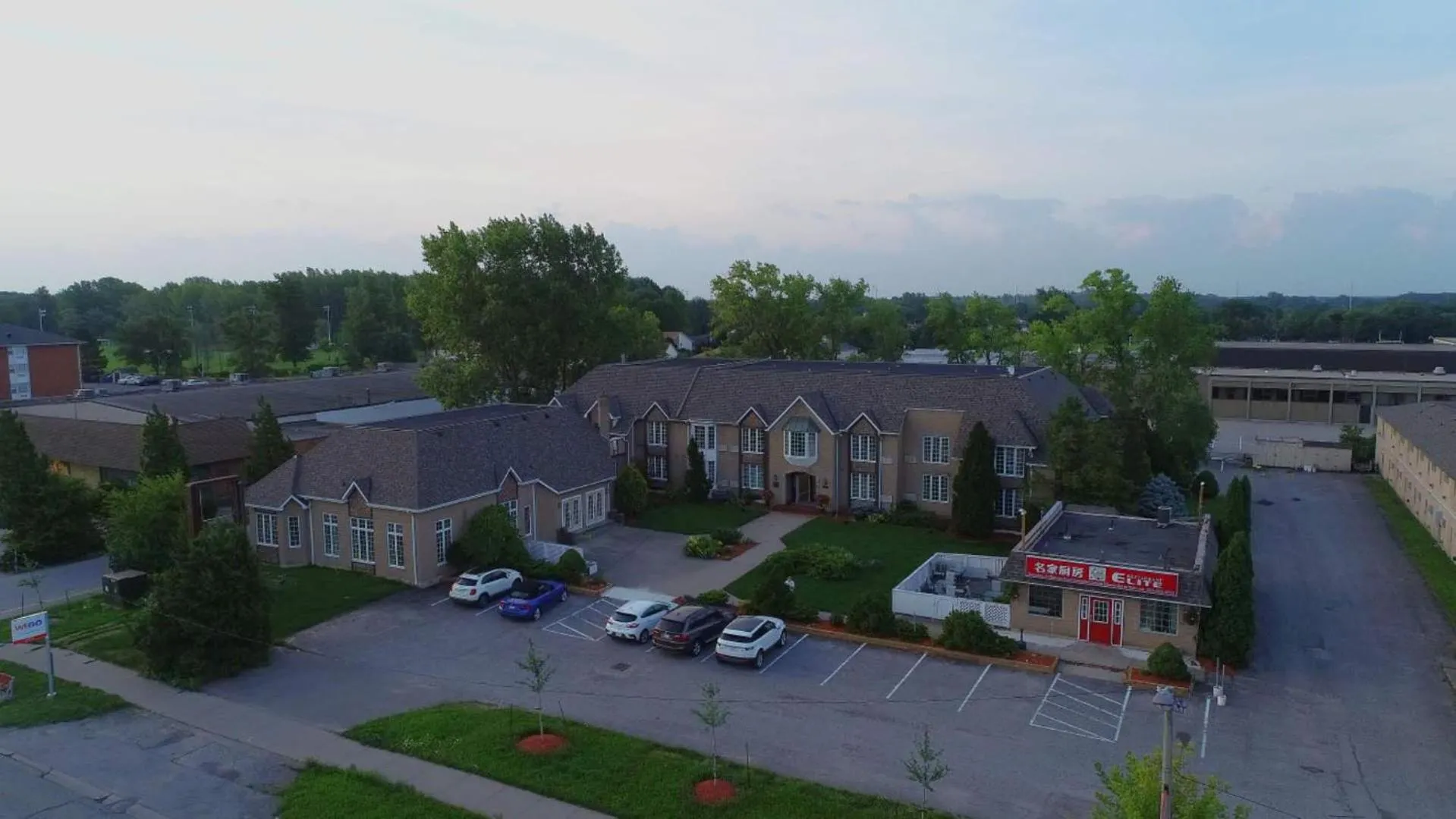 Facade/entrance in Fullerton Manor Inn