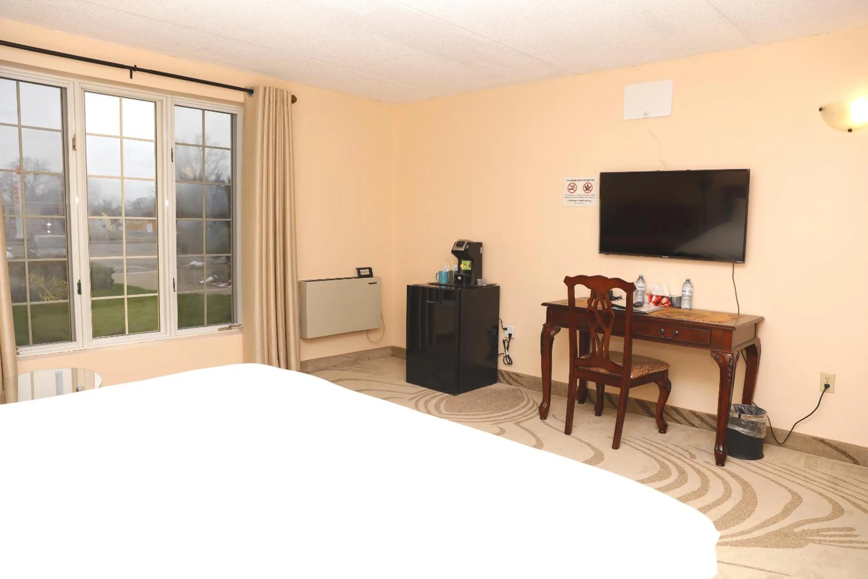 Bed in Fullerton Manor Inn