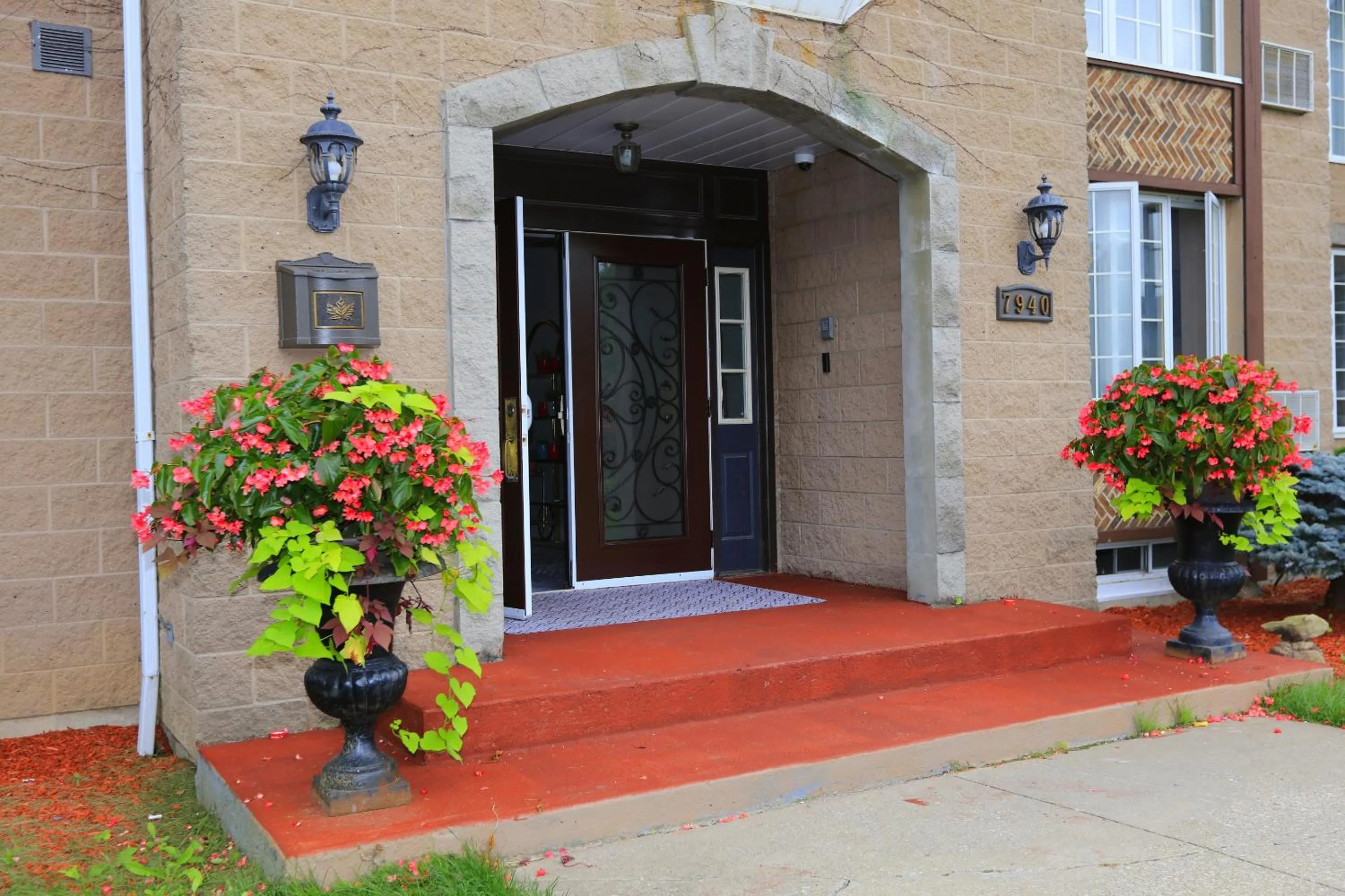 Property building in Fullerton Manor Inn