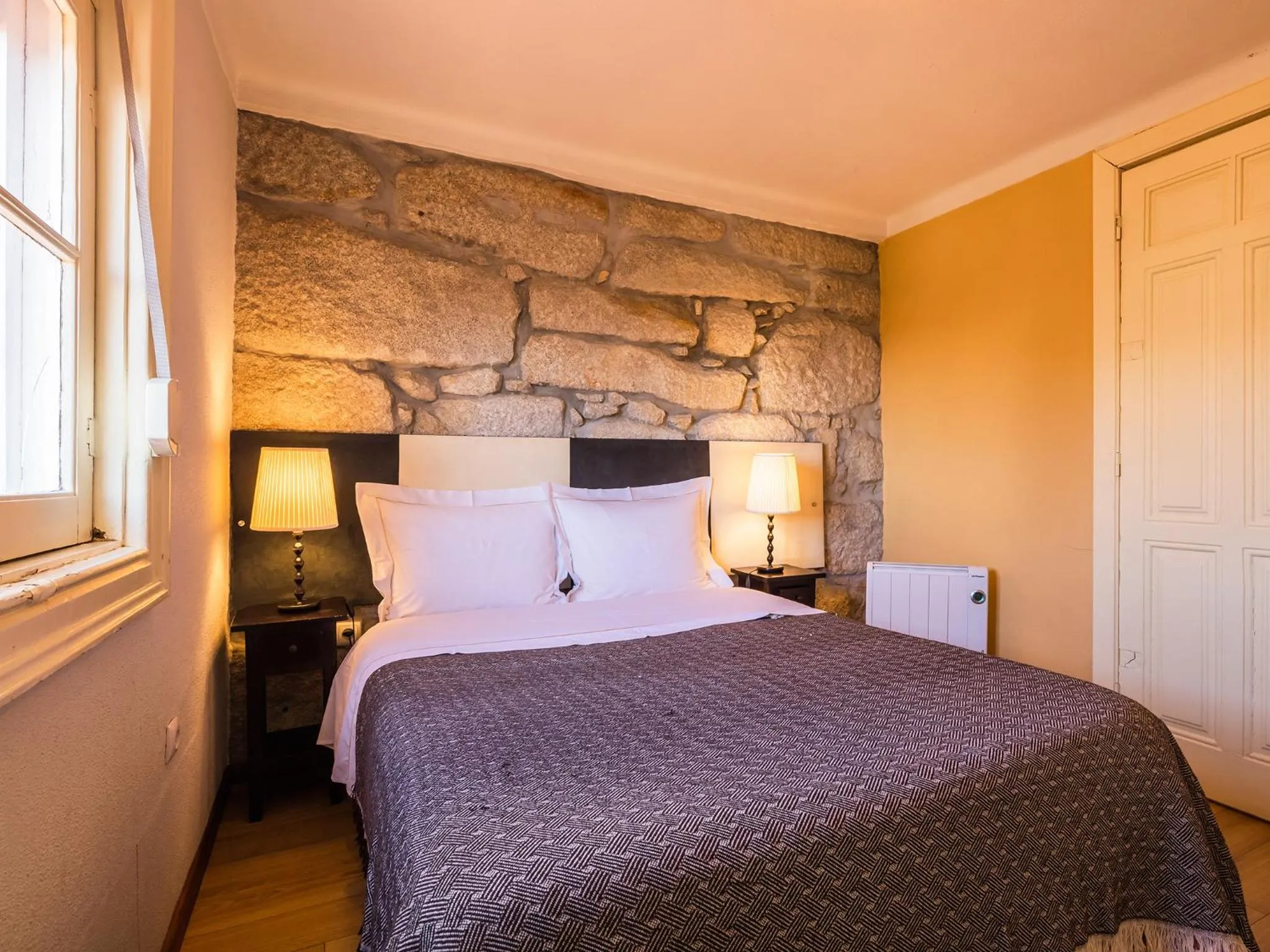 Photo of the whole room, Bed in Pedra Iberica