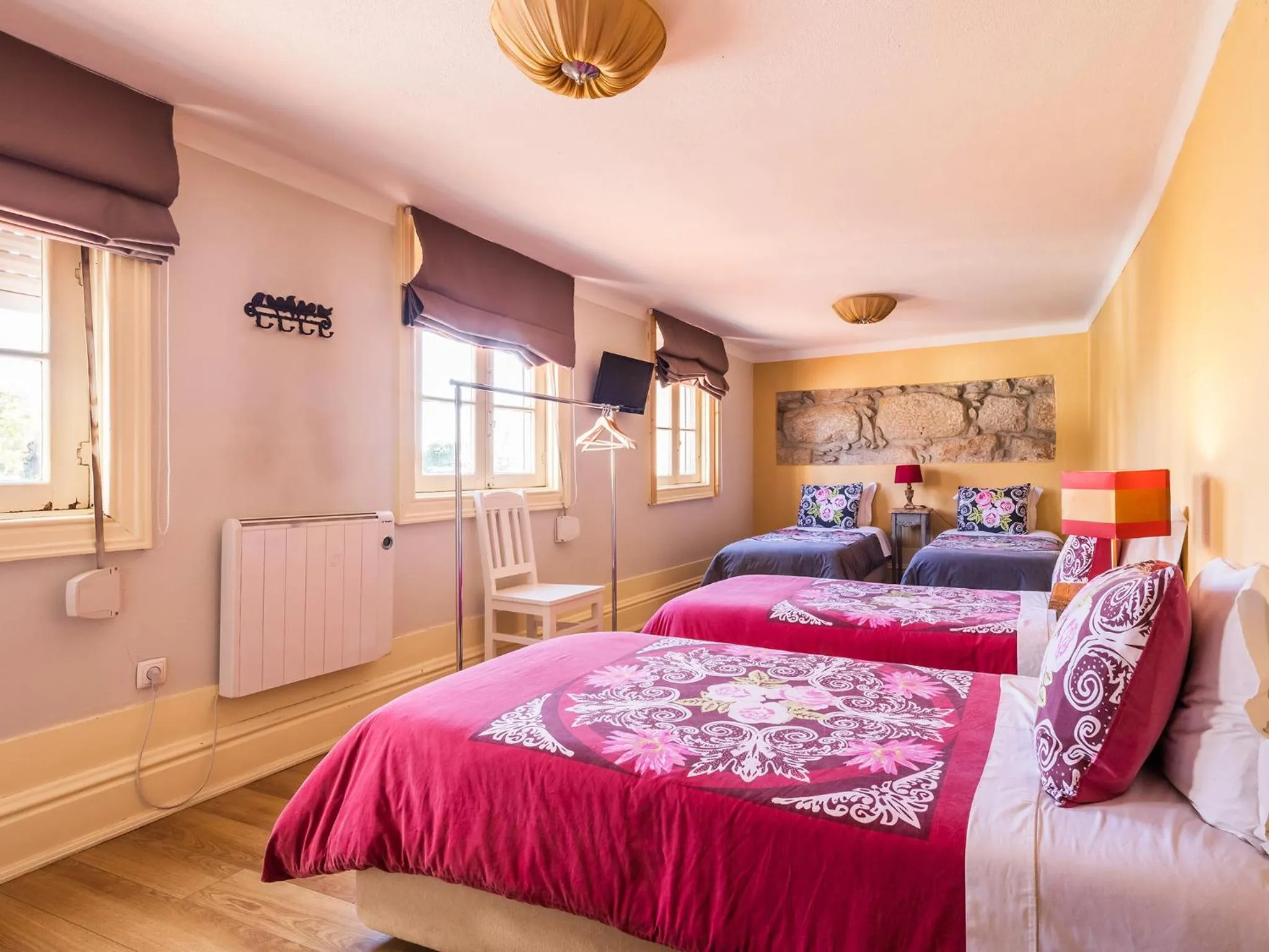 Photo of the whole room, Bed in Pedra Iberica