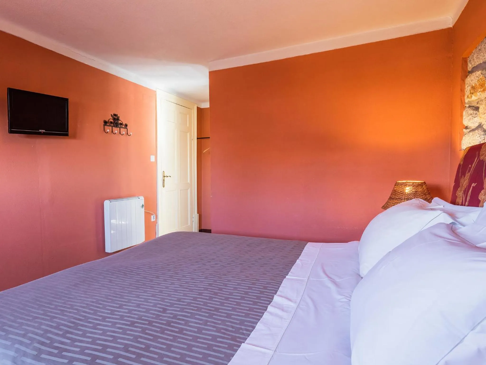 Photo of the whole room, Bed in Pedra Iberica