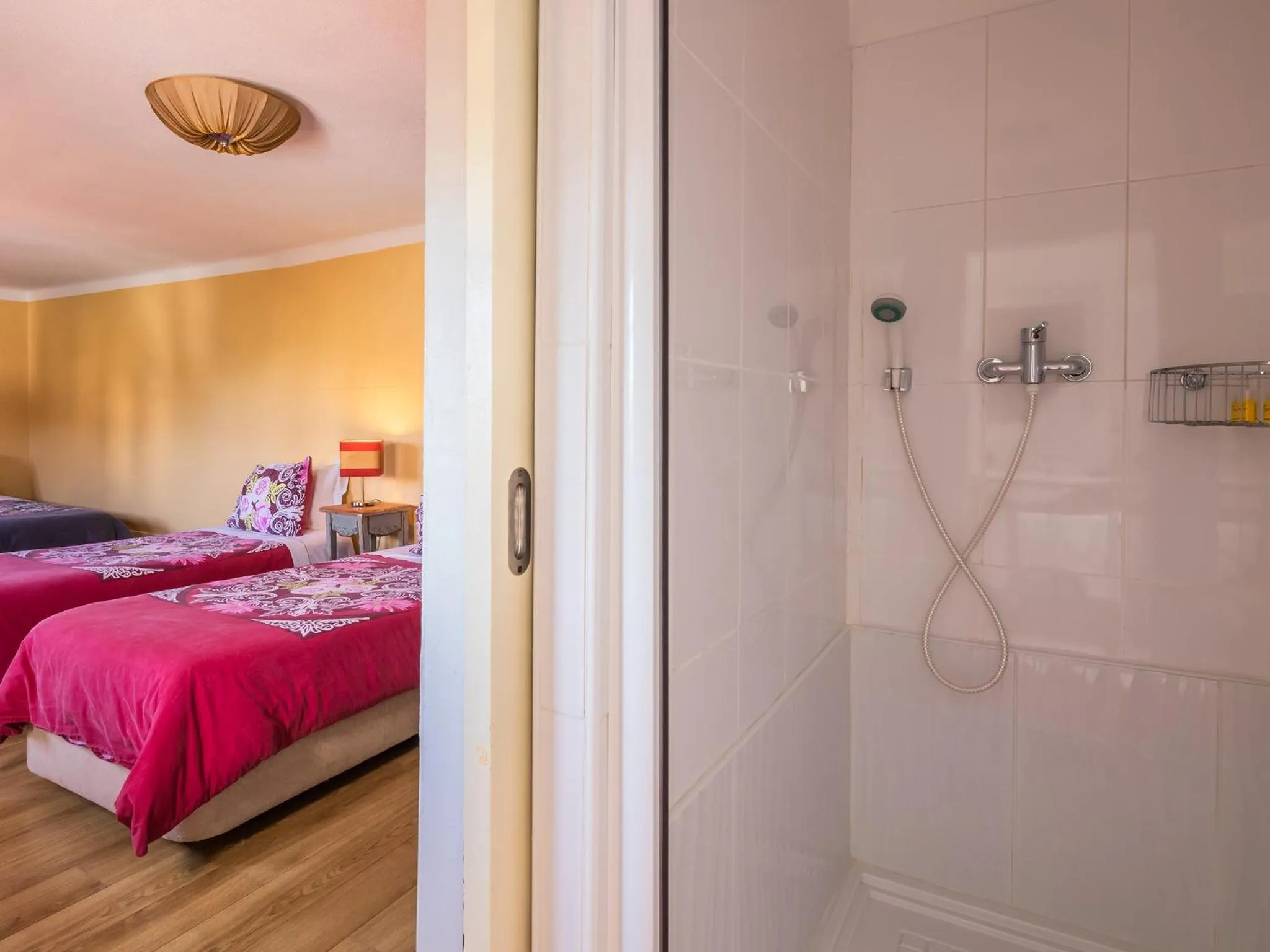 Shower, Bed in Pedra Iberica