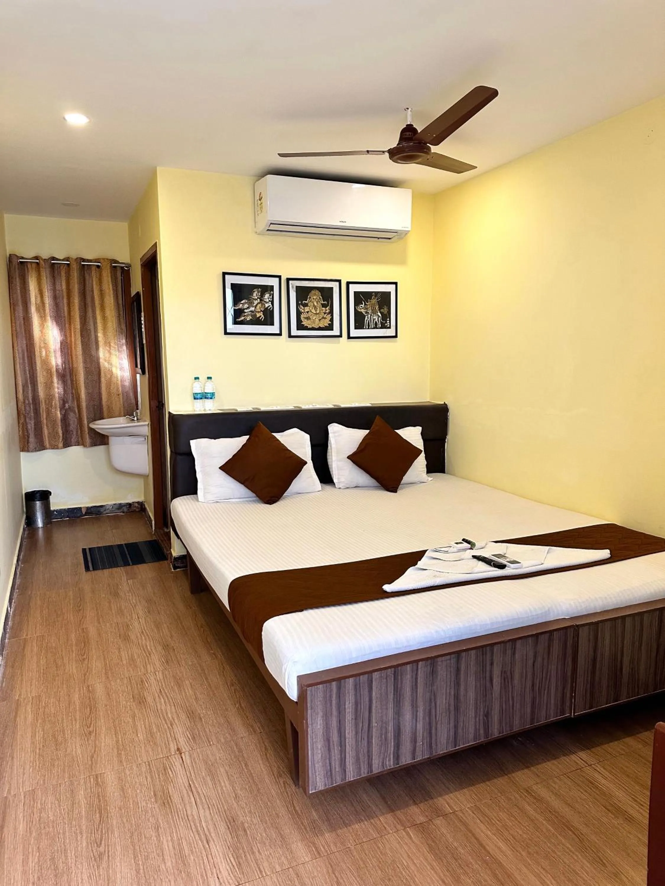 Bedroom, Bed in Hotel Ramakrishna