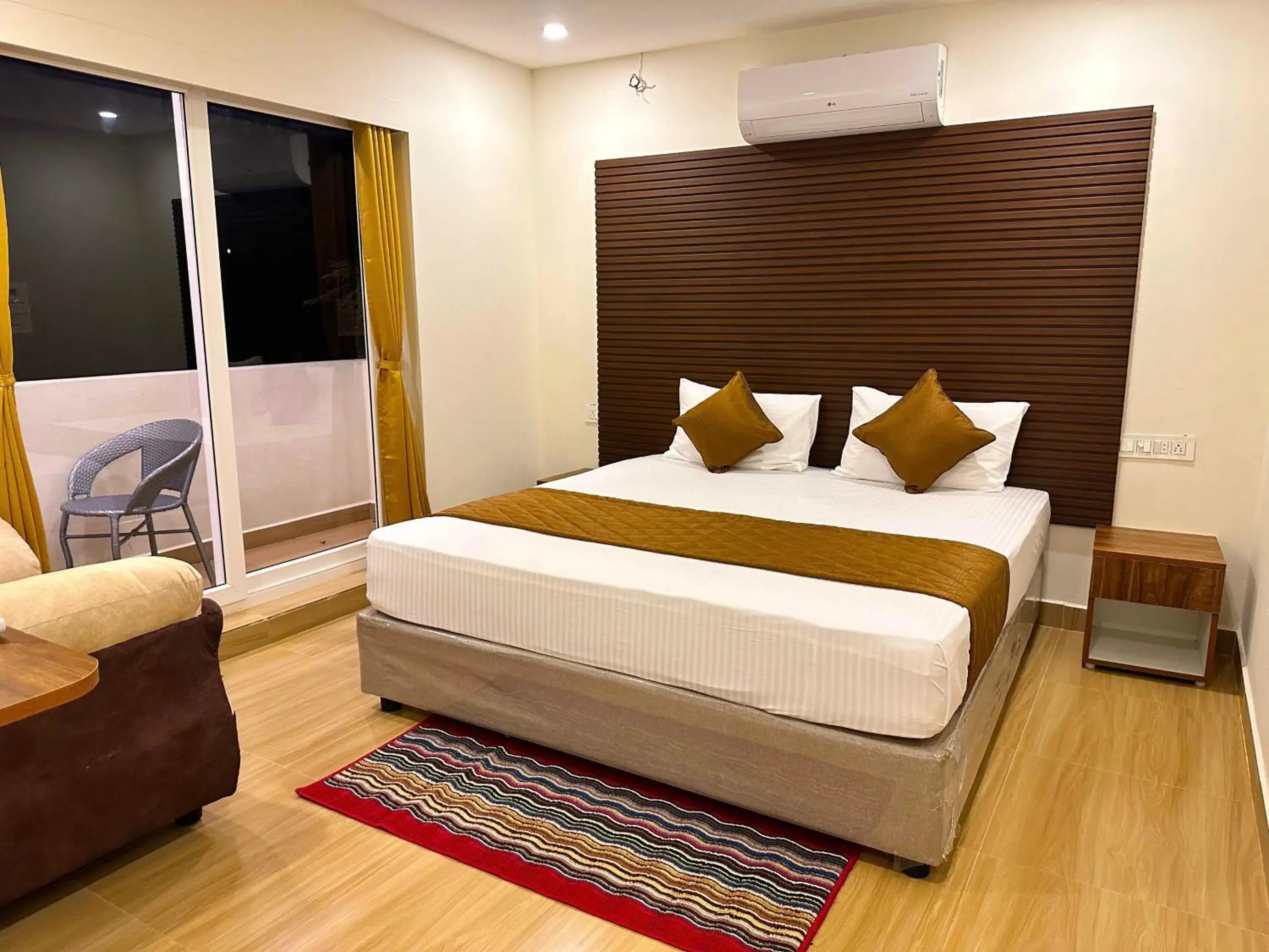 Double Room with Lake View in Hotel Ramakrishna Double Room with Lake View in Hotel Ramakrishna