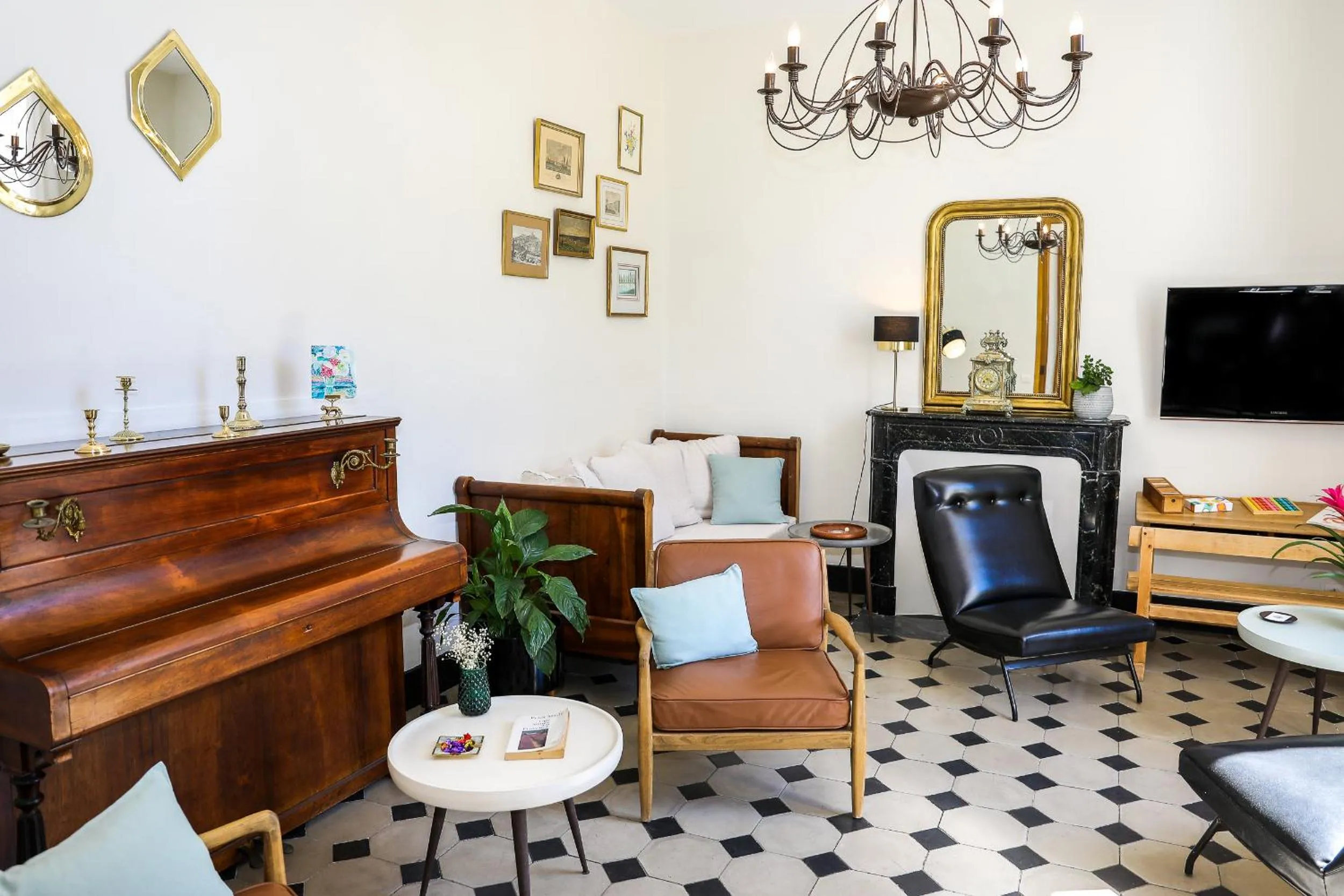 Communal lounge/ TV room in Hotel La Bienvenue