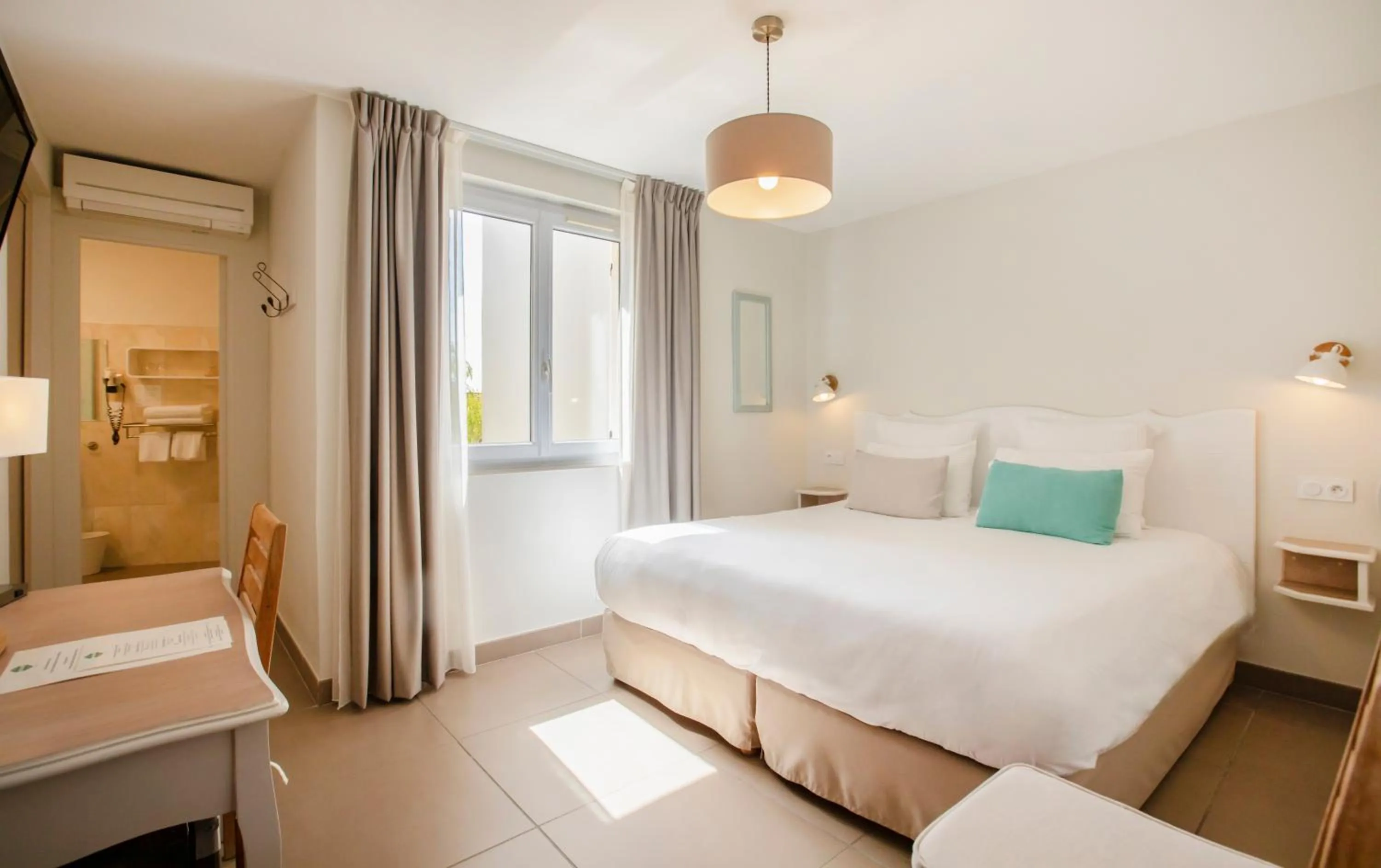 Photo of the whole room, Bed in Hotel La Bienvenue